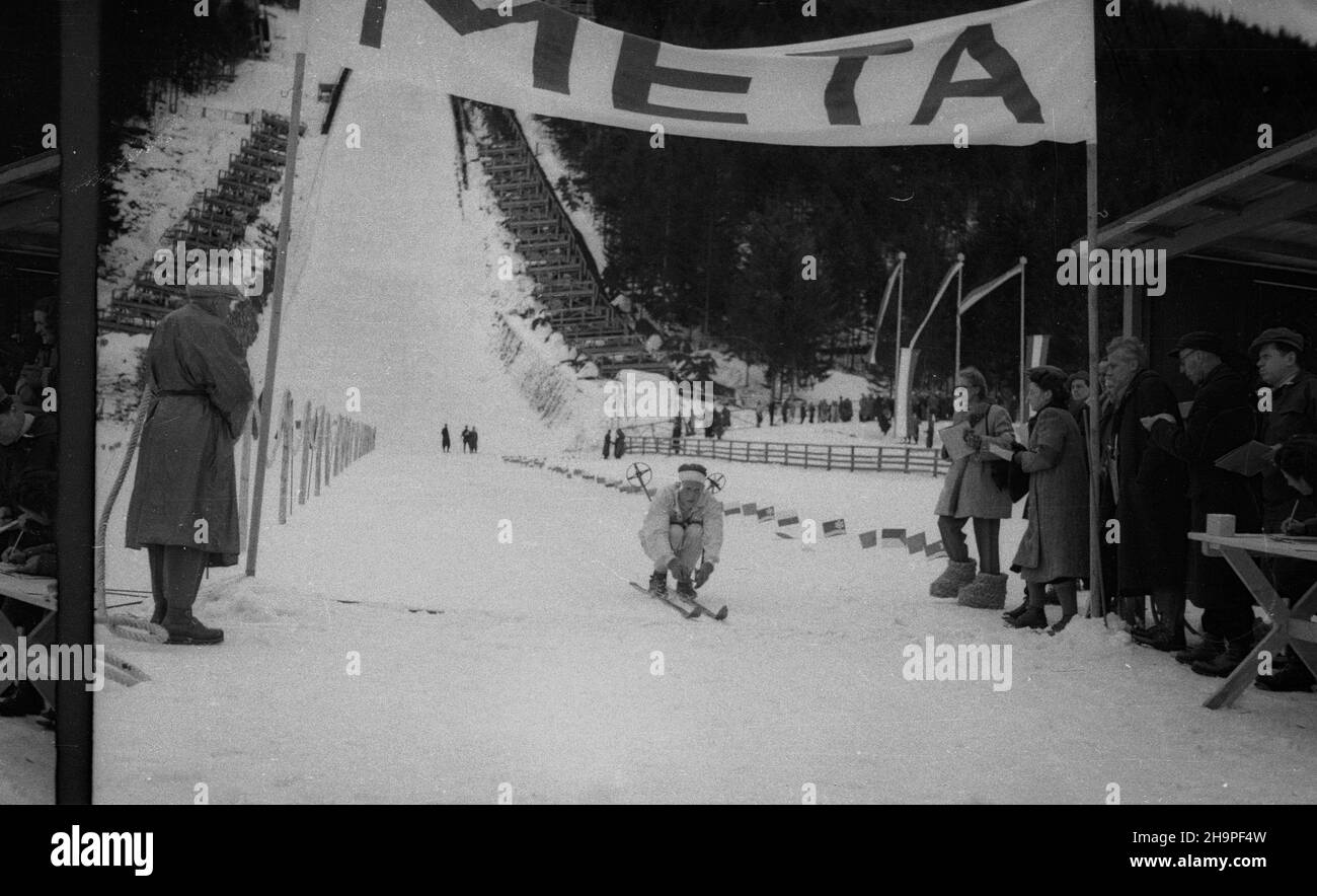 Zakopane, 1949-02-24. Od 23 lutego do 3 marca odbywa³y siê Miêdzynarodowe Zawody Narciarskie o Puchar Tatr, z udzia³em kilkudziesiêciu sportowców z Polski, Bu³garii, Czechos³owacji, Finlandii, Rumunii i Wêgier. Bieg mê¿czyzn na 18 kilometrów, zaliczany do kombinacji norweskiej, ze startem i met¹ na stadionie pod Krokwi¹. Zwyciê¿y³ Jaroslav Cardal z Czechos³owacji. pw PAP Zakopane, 24 febbraio 1949. Il Concorso Internazionale di Sci di Tatra Mountain Cup si è tenuto dal 23 febbraio al marzo 3, riunendo diverse dozzine di concorrenti provenienti da Polonia, Bulgaria, Cecoslovacchia, Finlandia, Romania AN Foto Stock