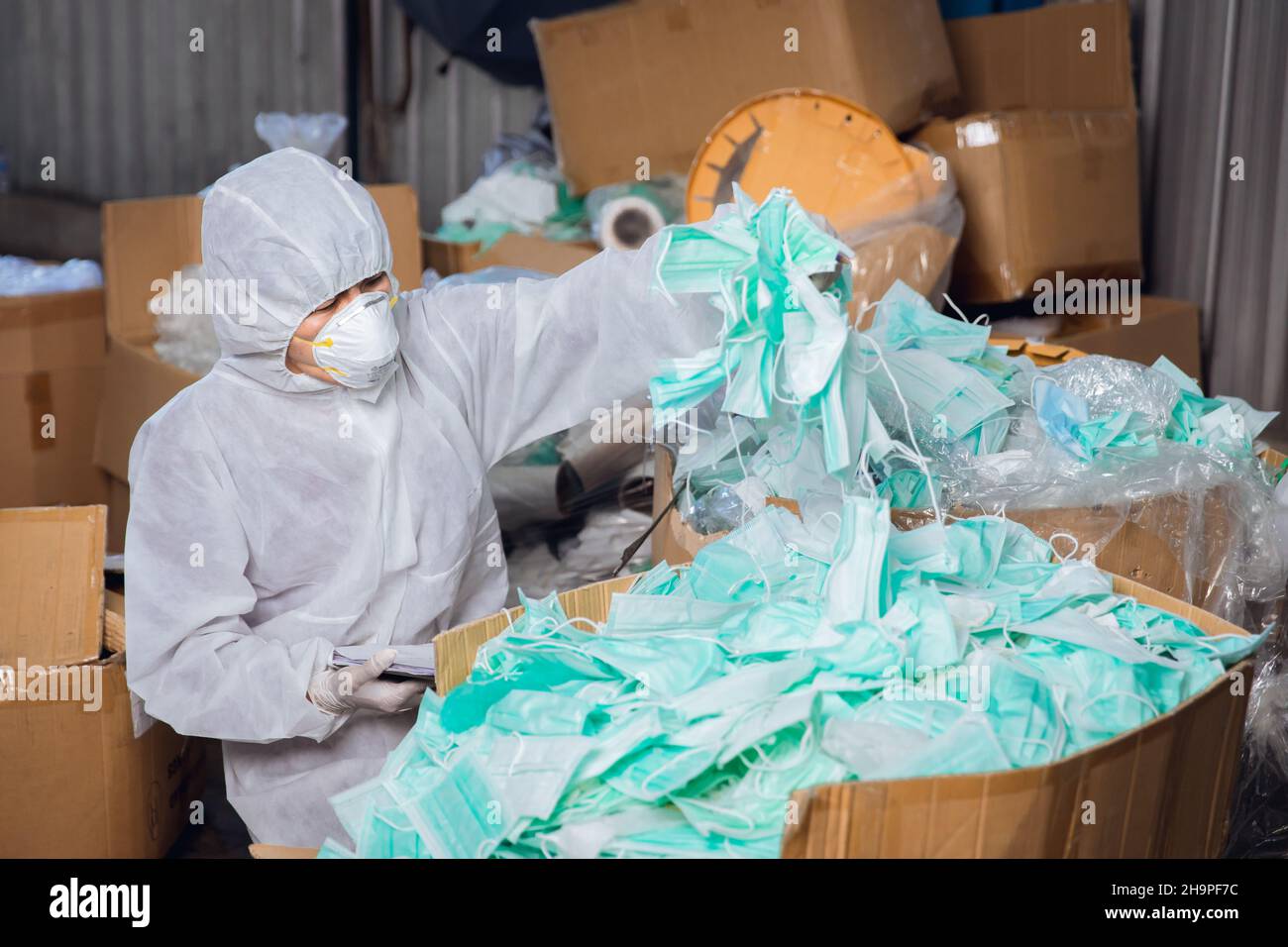 un sacco di maschera usata non ben gestito, rifiuti biologici pericolosi rifiuti medici contaminare rifiuti molto pericoloso Foto Stock