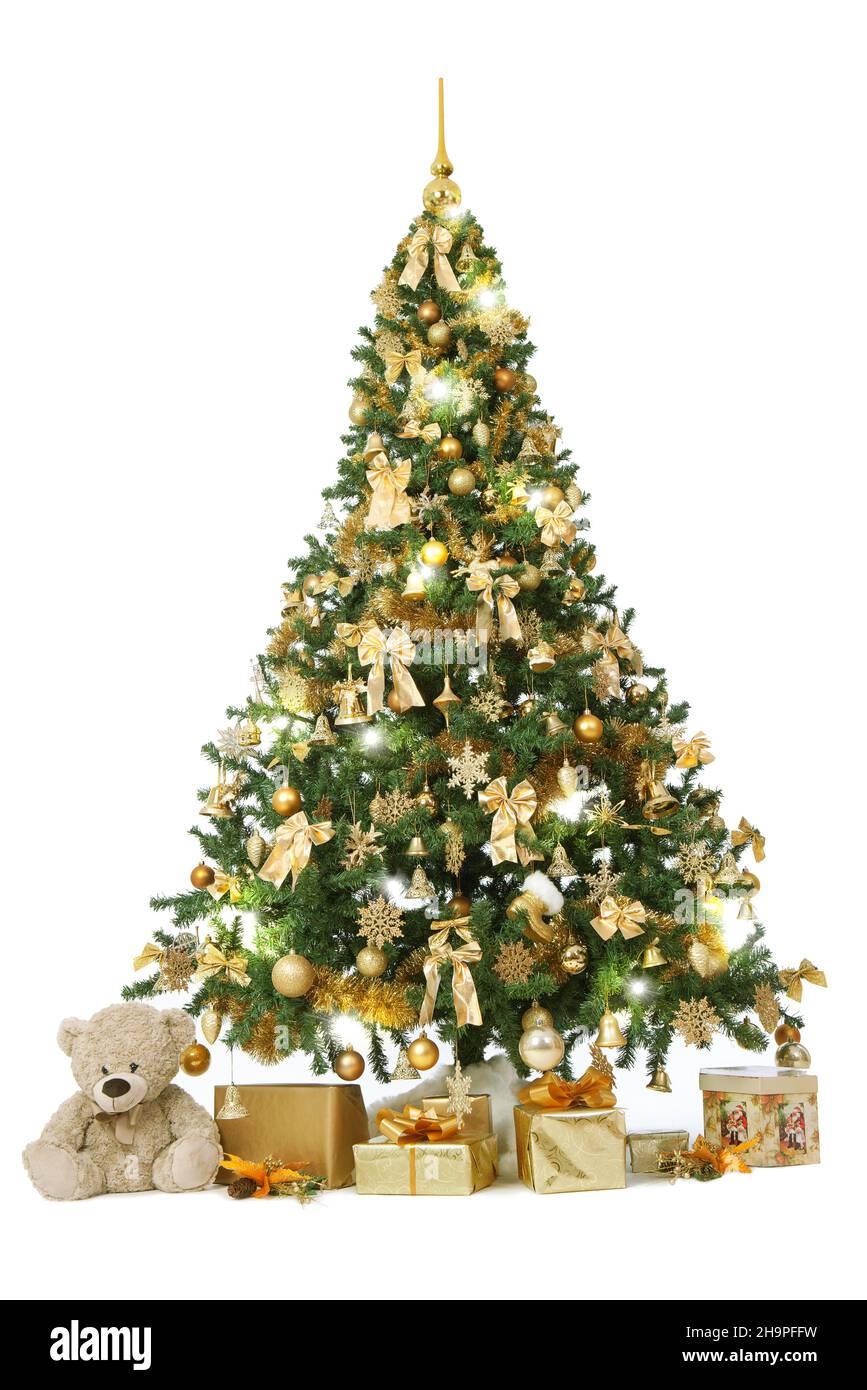 Albero di Natale riccamente decorato con ornamenti dorati isolati su uno sfondo bianco con regali chiari e dorati e un orsacchiotto. Foto studio Foto Stock