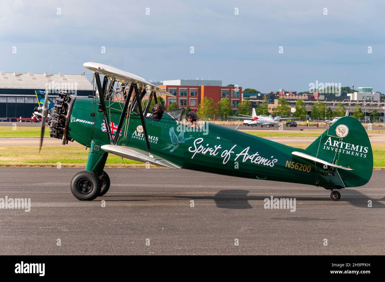 Boeing Stearman ha nominato Spirit of Artemis di Tracey Curtis-Taylor che ha volato 7000 miglia da Città del Capo, Sud Africa al Regno Unito. A Farnborough per l'airshow Foto Stock