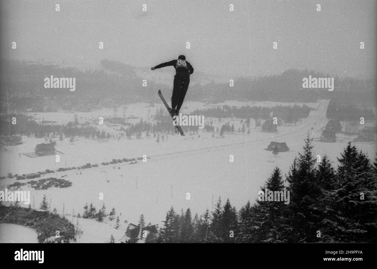 Zakopane, 1949-02-25. Od 23 lutego do 3 marca odbywa³y siê Miêdzynarodowe Zawody Narciarskie o Puchar Tatr. Zgromadzi³y uno kilkudziesiêciu sportowców z polski, Bu³garii, Czechos³owacji, Finlandii, Rumunii i Wêgier. Drugiego dnia zawodów odby³ siê konkurs skoków na Wielkiej Krokwi, zaliczanych do kombinacji norweskiej. Zwyciêzc¹ konkursu by³ Jan Kula. NZ. Skacze w i serii Antoni Wieczorek z polski. pw PAP Zakopane, 25 febbraio 1949. Il Concorso Internazionale di Sci per la Coppa dei Monti Tatra si è tenuto dal 23 febbraio al 3 marzo. La competizione ha riunito diverse dozzine di sportivi Foto Stock