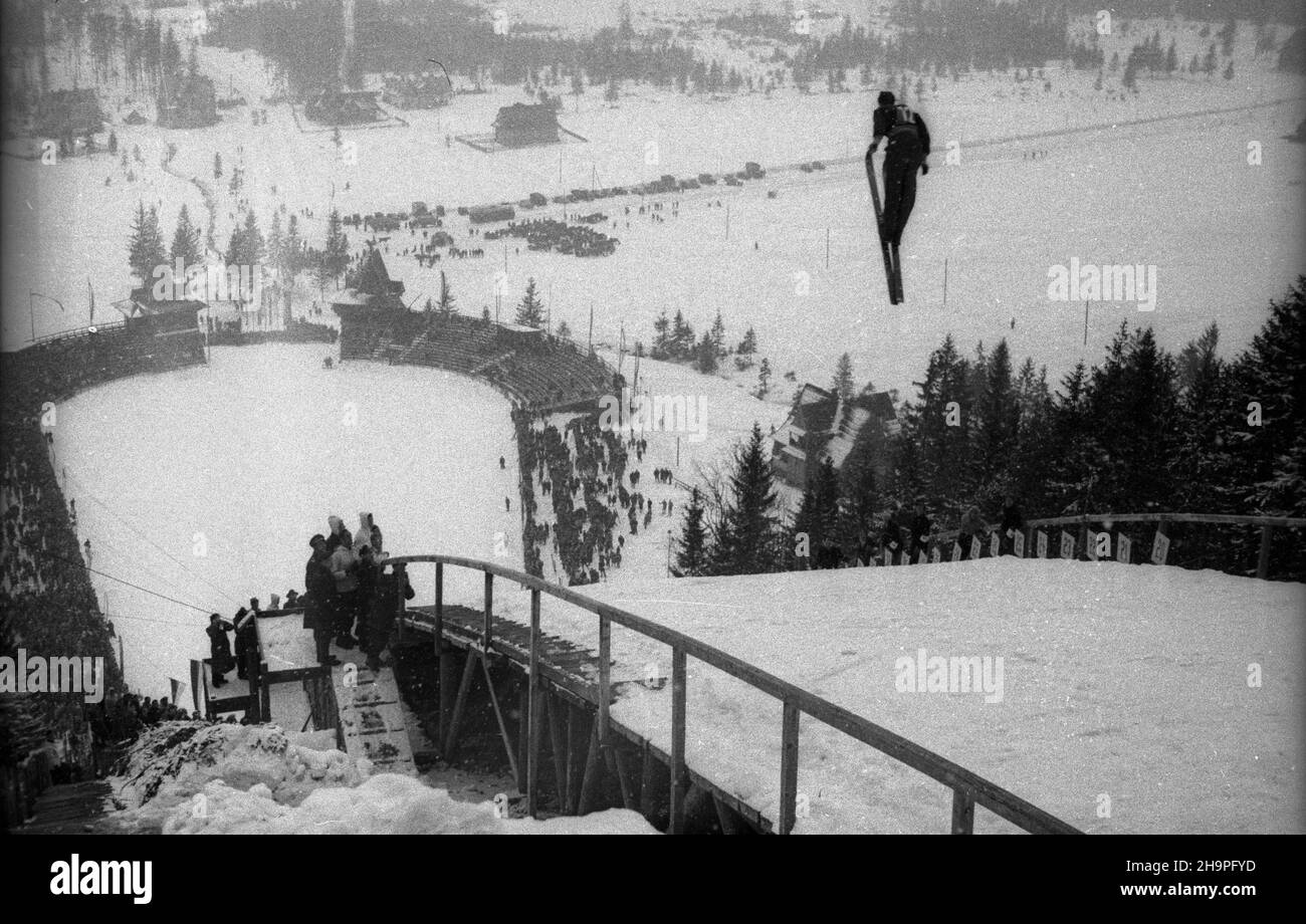 Zakopane, 1949-02-25. Od 23 lutego do 3 marca odbywa³y siê Miêdzynarodowe Zawody Narciarskie o Puchar Tatr. Zgromadzi³y uno kilkudziesiêciu sportowców z polski, Bu³garii, Czechos³owacji, Finlandii, Rumunii i Wêgier. Drugiego dnia zawodów odby³ siê konkurs skoków na Wielkiej Krokwi, zaliczanych do kombinacji norweskiej. Zwyciêzc¹ konkursu by³ Jan Kula. NZ. Skacze w pierwszej serii Józef Hordyñski z polski. pw PAP Zakopane, 25 febbraio 1949. Il Concorso Internazionale di Sci per la Coppa dei Monti Tatra si è tenuto dal 23 febbraio al 3 marzo. La competizione ha riunito diverse dozzine Foto Stock