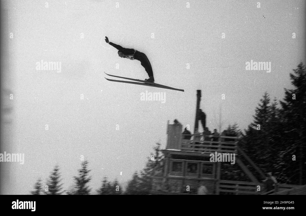 Zakopane, 1949-02-25. Od 23 lutego do 3 marca odbywa³y siê Miêdzynarodowe Zawody Narciarskie o Puchar Tatr. Zgromadzi³y uno kilkudziesiêciu sportowców z polski, Bu³garii, Czechos³owacji, Finlandii, Rumunii i Wêgier. Drugiego dnia zawodów odby³ siê konkurs skoków na Wielkiej Krokwi, zaliczanych do kombinacji norweskiej. NZ. Skacze w drugiej serii Jan Kula, zwyciêzca konkursu. pw PAP Zakopane, 25 febbraio 1949. Il Concorso Internazionale di Sci per la Coppa dei Monti Tatra si è tenuto dal 23 febbraio al 3 marzo. La competizione ha riunito diverse dozzine di sportivi provenienti dalla Polonia, Bulgaria Foto Stock