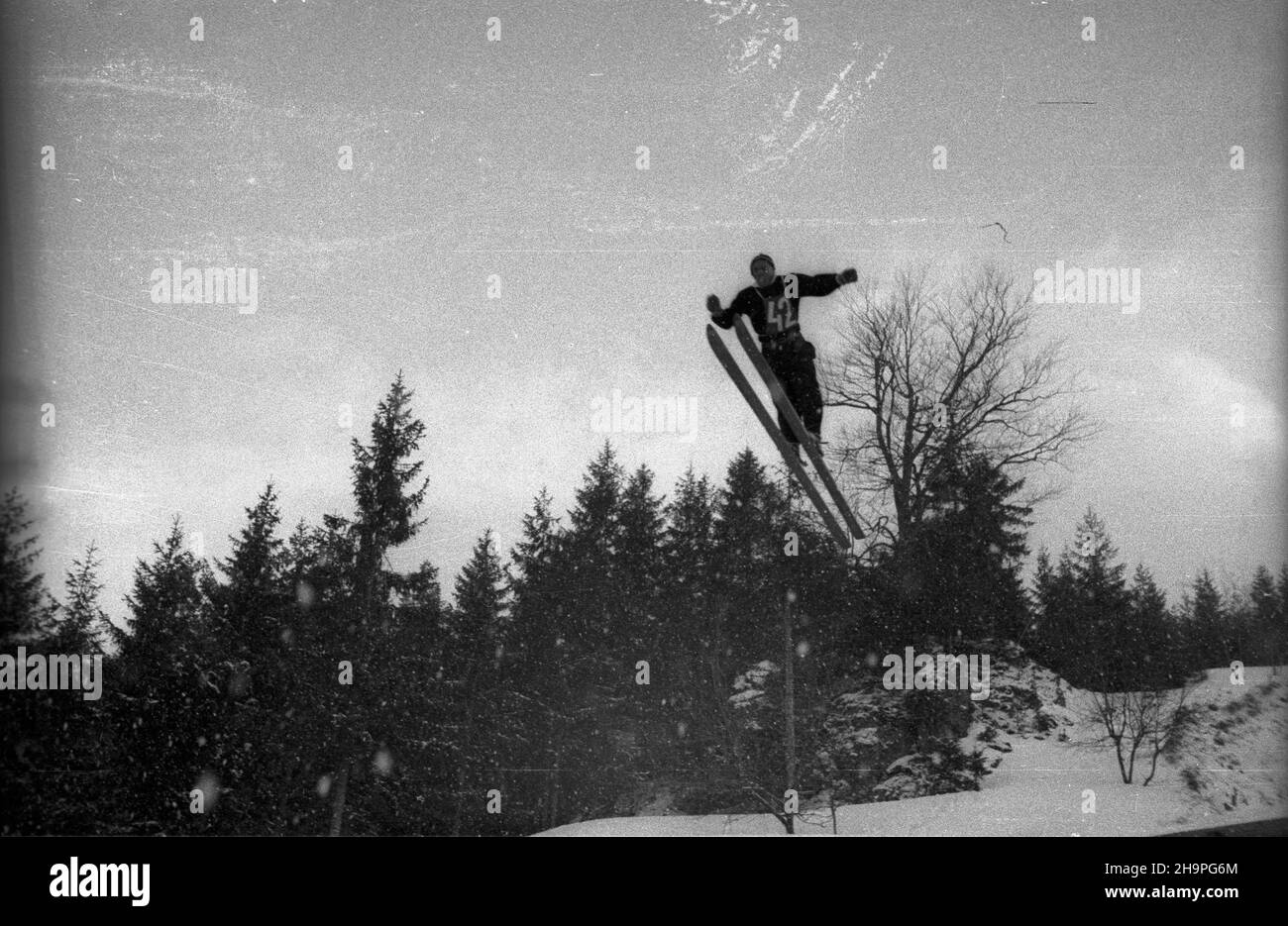 Zakopane, 1949-02-25. Od 23 lutego do 3 marca odbywa³y siê Miêdzynarodowe Zawody Narciarskie o Puchar Tatr. Zgromadzi³y uno kilkudziesiêciu sportowców z polski, Bu³garii, Czechos³owacji, Finlandii, Rumunii i Wêgier. Drugiego dnia zawodów odby³ siê konkurs skoków na Wielkiej Krokwi, zaliczanych do kombinacji norweskiej. NZ. Skacze w trzeciej serii Stanis³aw Bukowski z polski. pw PAP Zakopane, 25 febbraio 1949. Il Concorso Internazionale di Sci per la Coppa dei Monti Tatra si è tenuto dal 23 febbraio al 3 marzo. Il concorso ha riunito diverse dozzine di sportivi provenienti dalla Polonia, dalla Bulgaria, Foto Stock