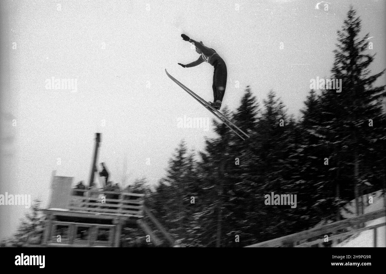 Zakopane, 1949-02-25. Od 23 lutego do 3 marca odbywa³y siê Miêdzynarodowe Zawody Narciarskie o Puchar Tatr. Zgromadzi³y uno kilkudziesiêciu sportowców z polski, Bu³garii, Czechos³owacji, Finlandii, Rumunii i Wêgier. Drugiego dnia zawodów odby³ siê konkurs skoków na Wielkiej Krokwi, zaliczanych do kombinacji norweskiej. Zwyciêzc¹ konkursu by³ Jan Kula. pw PAP Zakopane, 25 febbraio 1949. Il Concorso Internazionale di Sci per la Coppa dei Monti Tatra si è tenuto dal 23 febbraio al 3 marzo. Il concorso ha riunito diverse dozzine di sportivi provenienti da Polonia, Bulgaria, Cecoslovacchia, Finlan Foto Stock