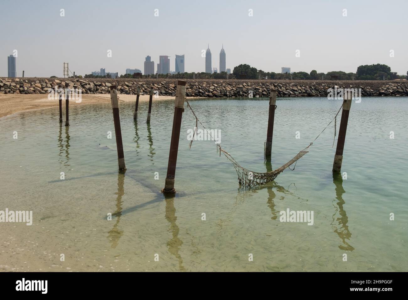 spiaggia con alti edifici all'orizzonte Foto Stock