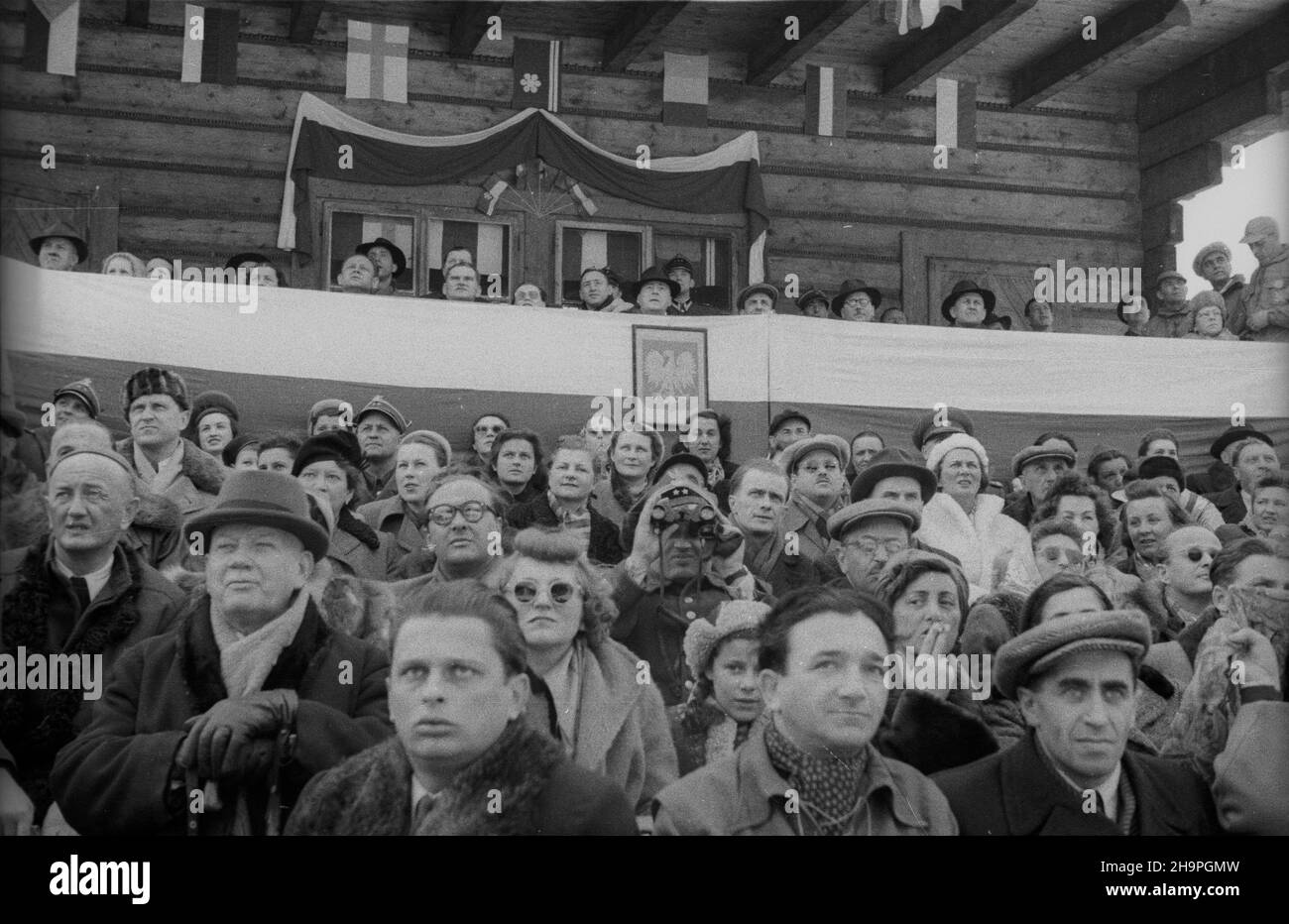 Zakopane, 1949-02-25. W Miêdzynarodowych Zawodach Narciarskich o Puchar Tatr wziê³o udzia³ przesz³o 250 zawodników i zawodniczek reprezentuj¹cych szeœæ pañstw: Czechos³owacjê, Wêgry, Rumuniê Bu³gariê, Finlandiê i Polskê. Otwarty konkurs skoków obejrza³o na stadionie PZN (Polski Zwi¹zek Narciarski) pod Krokwi¹ dwadzieœcia tysiêcy widzów. Konkurs skoków z lo¿y honorowej obserwowali przedstawiciele najwy¿szych w³adz polski. uu PAP Zakopane, 25 febbraio 1949. Il Concorso Internazionale di Sci di Tatra Mountain Cup ha riunito oltre 250 concorrenti provenienti da 6 paesi: Cecoslovacchia, Ungheria Foto Stock