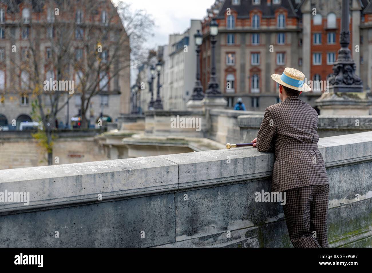 Parigi, Francia - 28 novembre 2021: Un uomo con un cappello, vestito come all'inizio del secolo , cammina per le strade di Parigi Foto Stock