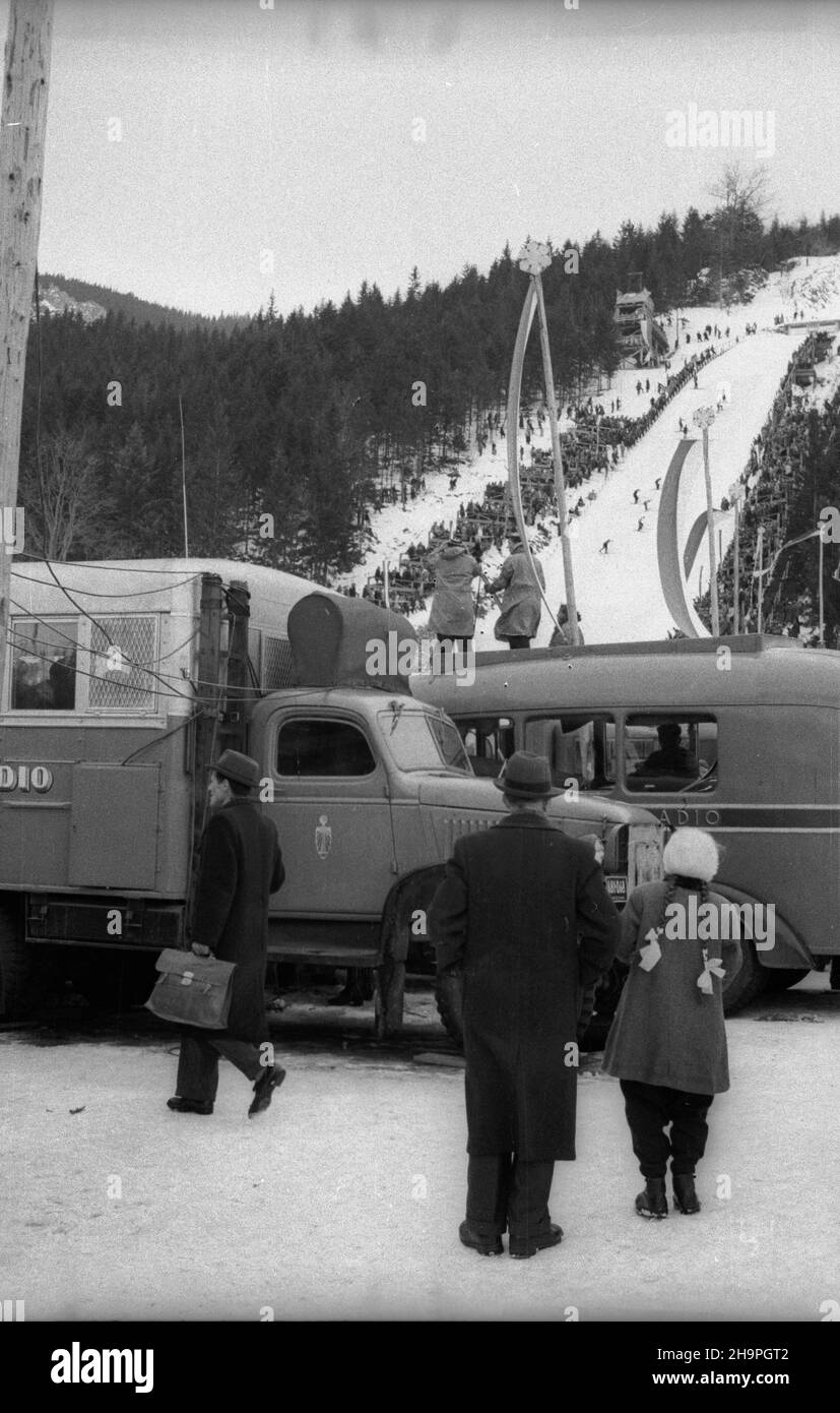 Zakopane, 1949-02-25. W Miêdzynarodowych Zawodach Narciarskich o Puchar Tatr wziê³o udzia³ przesz³o 250 zawodników i zawodniczek reprezentuj¹cych szeœæ pañstw: Czechos³owacjê, Wêgry, Rumuniê Bu³gariê, Finlandiê i Polskê. Otwarty konkurs skoków obejrza³o na stadionie PZN (Polski Zwi¹zek Narciarski) pod Krokwi¹ dwadzieœcia tysiêcy widzów. NZ. samochody Polskiego Radia uu PAP Zakopane, 25 febbraio 1949. Il concorso internazionale di sci della Coppa Tatra ha riunito oltre 250 concorrenti provenienti da 6 paesi: Cecoslovacchia, Ungheria, Romania, Bulgaria, Finlandia e Polonia. Un salto di sci anche Foto Stock