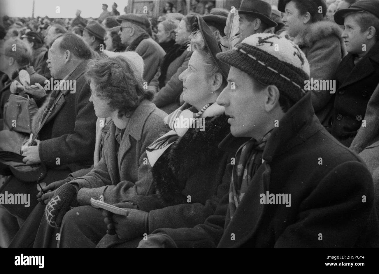 Zakopane, 1949-02-25. W Miêdzynarodowych Zawodach Narciarskich o Puchar Tatr wziê³o udzia³ przesz³o 250 zawodników i zawodniczek reprezentuj¹cych szeœæ pañstw: Czechos³owacjê, Wêgry, Rumuniê Bu³gariê, Finlandiê i Polskê. Otwarty konkurs skoków obejrza³o na stadionie PZN (Polski Zwi¹zek Narciarski) pod Krokwi¹ dwadzieœcia tysiêcy widzów. uu PAP Zakopane, 25 febbraio 1949. Il concorso internazionale di sci della Coppa Tatra ha riunito oltre 250 concorrenti provenienti da 6 paesi: Cecoslovacchia, Ungheria, Romania, Bulgaria, Finlandia e Polonia. Un evento di salto con gli sci è stato osservato da 20.000 persone Foto Stock