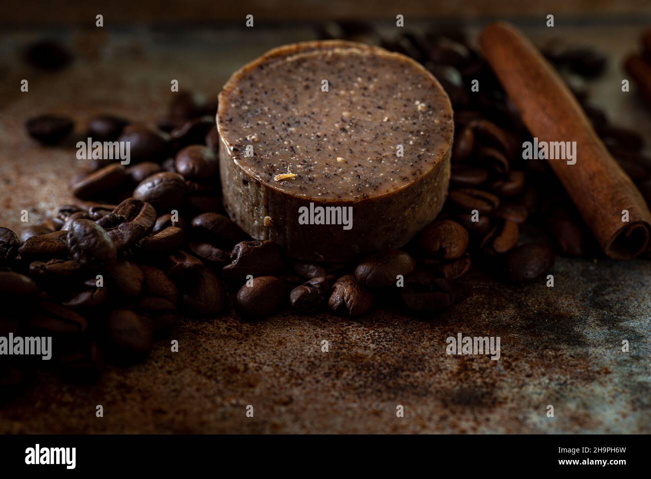 sapone esfoliante di caffè su una pila di chicchi di caffè, cura della pelle. Foto Stock