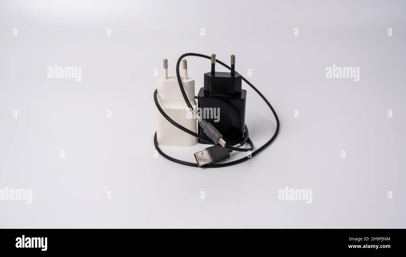 Si tratta di un caricatore per smartphone in bianco e nero su sfondo bianco. Ha una forma rettangolare con angoli arrotondati e un dorso arrotondato. Foto Stock