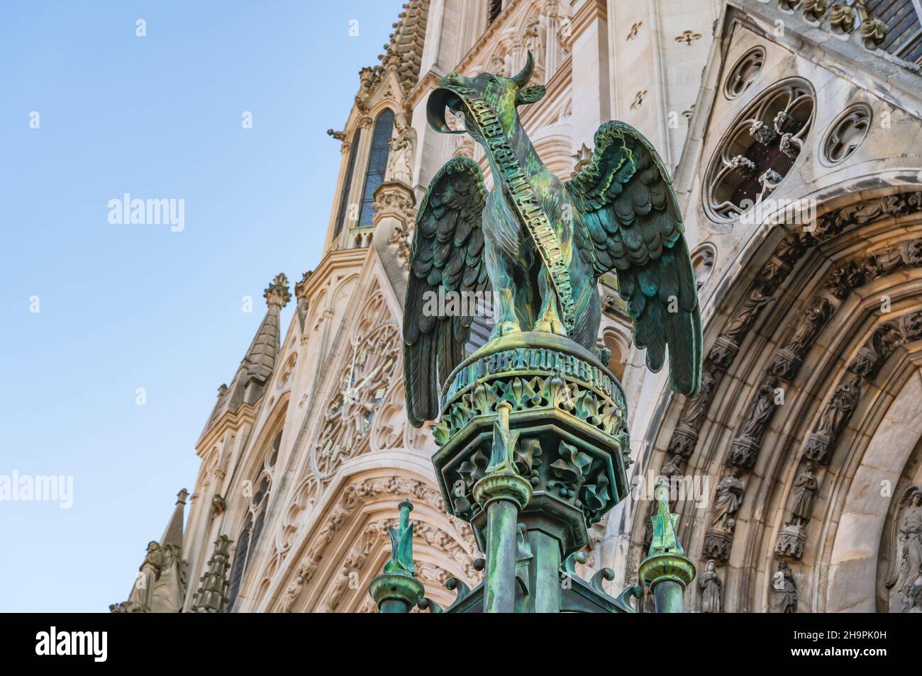 La scultura "Taureau de Luc" all'ingresso della Basilica Saint-Epvre, Nancy Foto Stock