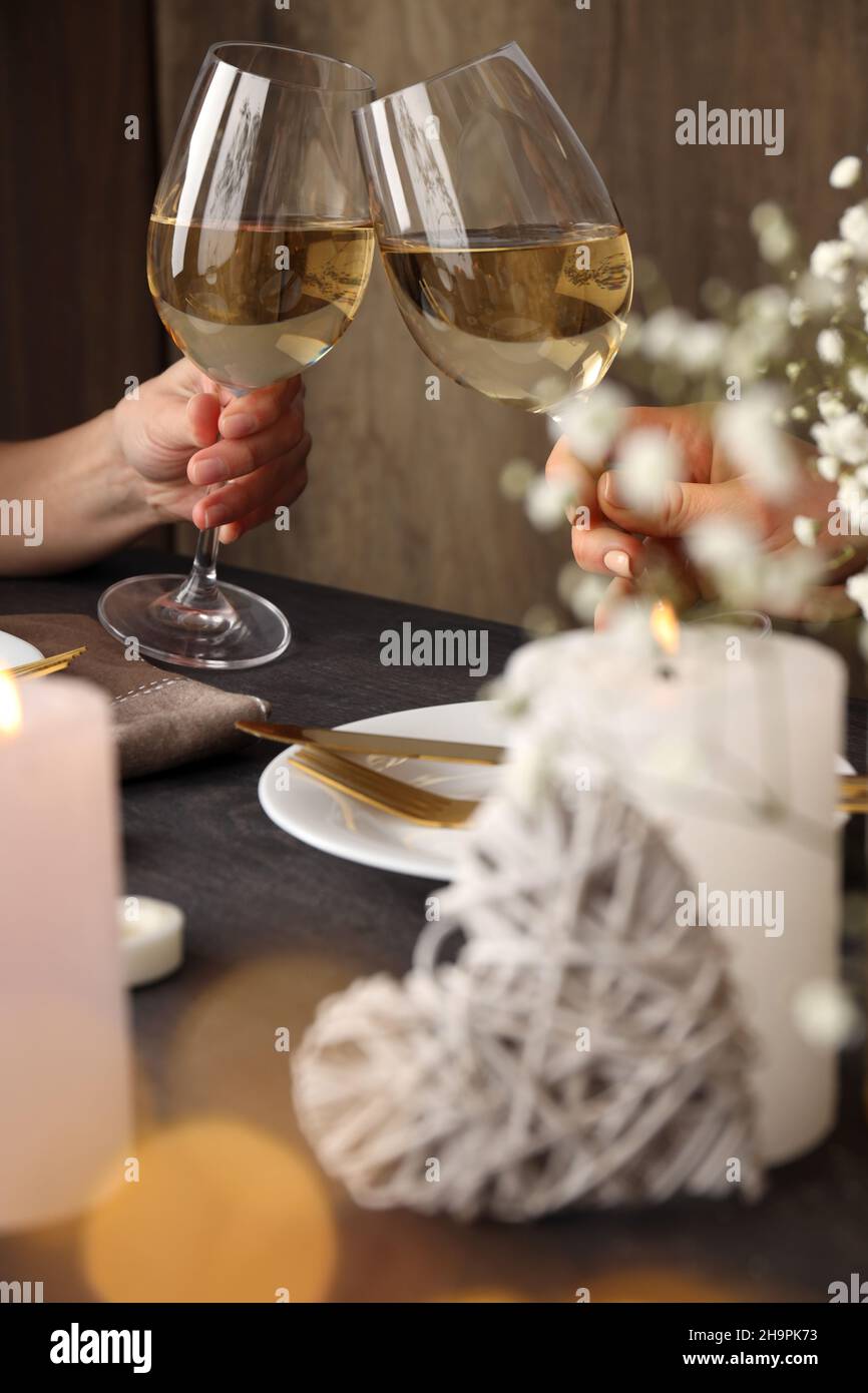 Cena di buon San Valentino su tavolo di legno scuro Foto Stock