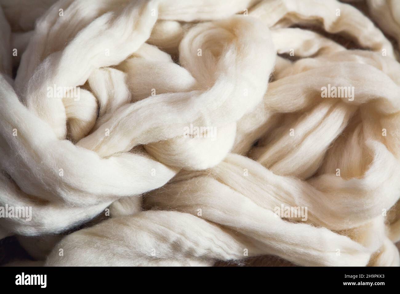 Un mucchio di fili di lana merino a maglia larga per lavorare un plaid. Foto Stock