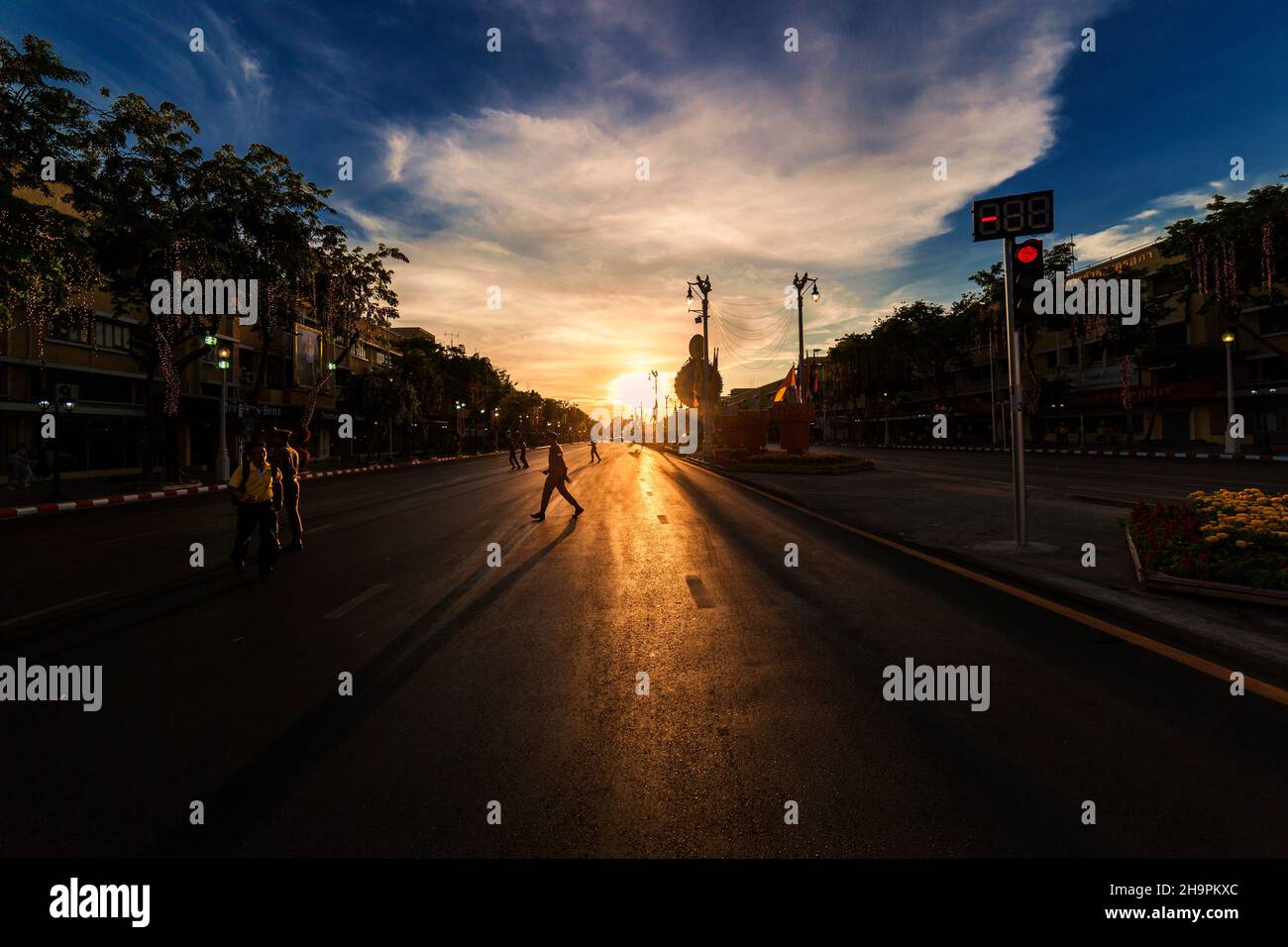 Silhouette del tramonto sulla città Foto Stock