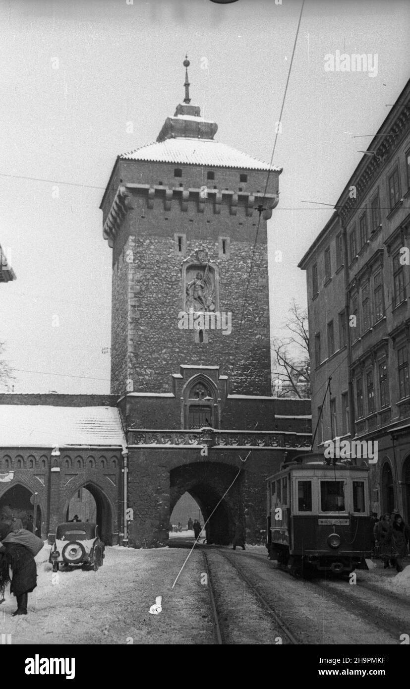 Kraków, 1949-03. Œredniowieczna Brama Floriañska (Brama œw. Floriana), po³o¿ona na Starym Mieœcie. Pozosta³oœæ po dawnych murach miejskich. ka PAP Dok³adny dzieñ wydarzenia nieustalony. Cracovia, marzo 1949. La porta Florianska dal Medioevo (la porta di San Floriano) nella città vecchia. Resti delle antiche mura della città. ka PAP Foto Stock