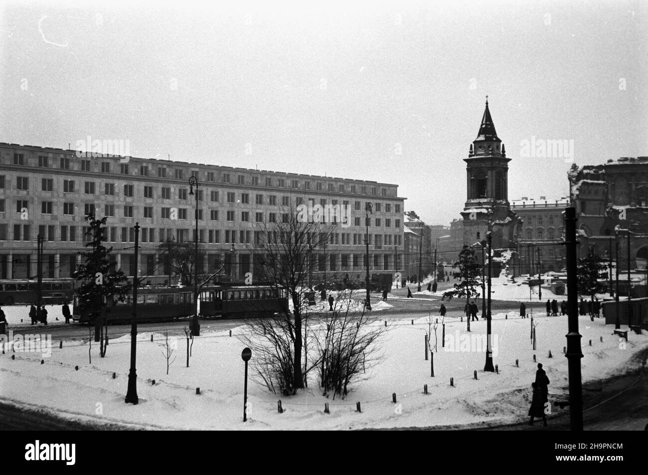 Warszawa, 1949-03. Plac Trzech Krzy¿y. Widok w kierunku ulicy Brackiej. Z prawej koœció³ œw. Aleksandra, z lewej gmach Ministerstwa Przemys³u i Handlu. wb PAP Dok³adny dzieñ wydarzenia nieustalony. Varsavia, marzo 1949. Piazza Trzech Krzyzy. Una vista in direzione di Bracka Street. Sulla destra St Alexander Church, sulla sinistra l'industria e il commercio edificio. wb PAP Foto Stock