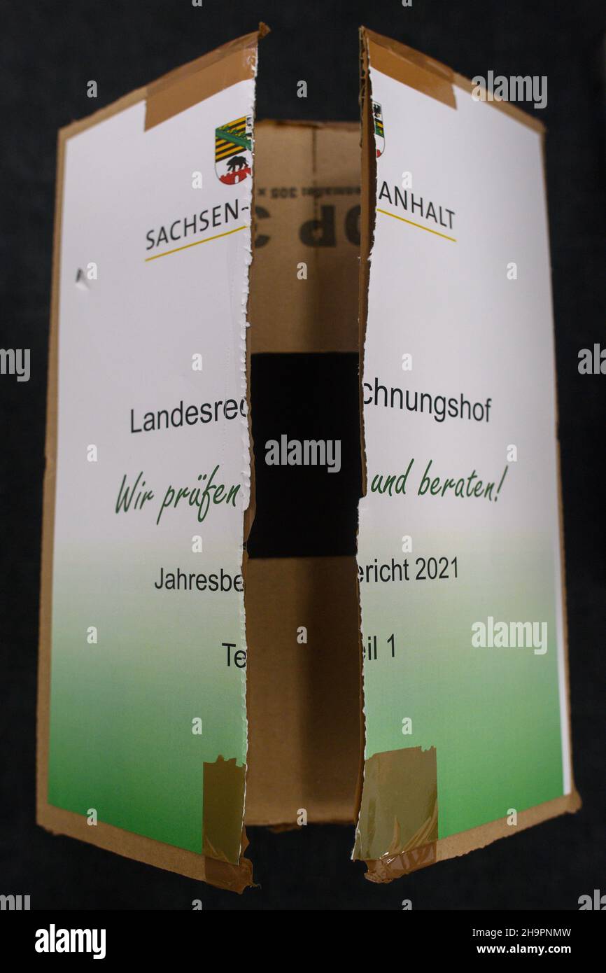 Magdeburg, Germania. 08th Dic 2021. Un riquadro aperto con la relazione annuale dell'Ufficio di controllo dello Stato. La relazione è stata presentata questa mattina. In caso di eventi meteorologici estremi, l'Ufficio di controllo statale non vuole che lo Stato si faccia da solo per compensare la perdita di reddito degli agricoltori in futuro. Credit: Klaus-Dietmar Gabbert/dpa-Zentralbild/ZB/dpa/Alamy Live News Foto Stock