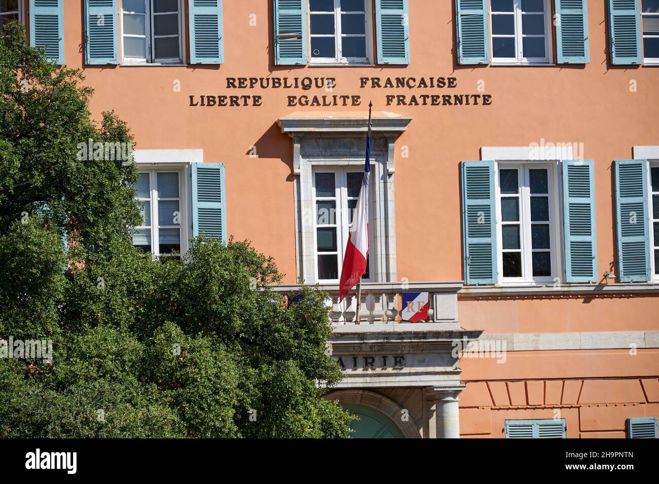 Frejus (Francia sud-orientale): Il municipio. Facciata con bandiera francese a tre colori e motto "libertà, uguaglianza, Fraternità" Foto Stock