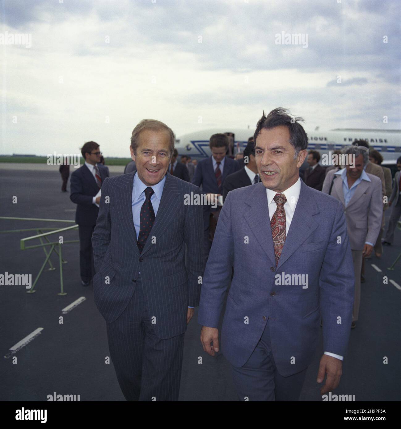 Warszawa 07,1979. Wizyta minima spraw zagranicznych Republiki Francuskiej w Polsce. Powitanie na lotnisku Okêcie. NZ. Na pierwszym planie: ministro spraw zagranicznych Francji Jean Francois-Poncet (L), Ministro spraw zagranicznych Emil Wojtaszek (P). mta PAP/Jan Morek Dok³adny dzieñ wydarzenia nieustalony. Varsavia, Polonia, luglio 1979. Il ministro degli Esteri francese Jean Francois-Poncet (L) e il ministro degli Esteri polacco Emil Wojtaszek (R) durante una cerimonia di benvenuto all'aeroporto di Okecie a Varsavia. PAP/JAN MOREK Foto Stock