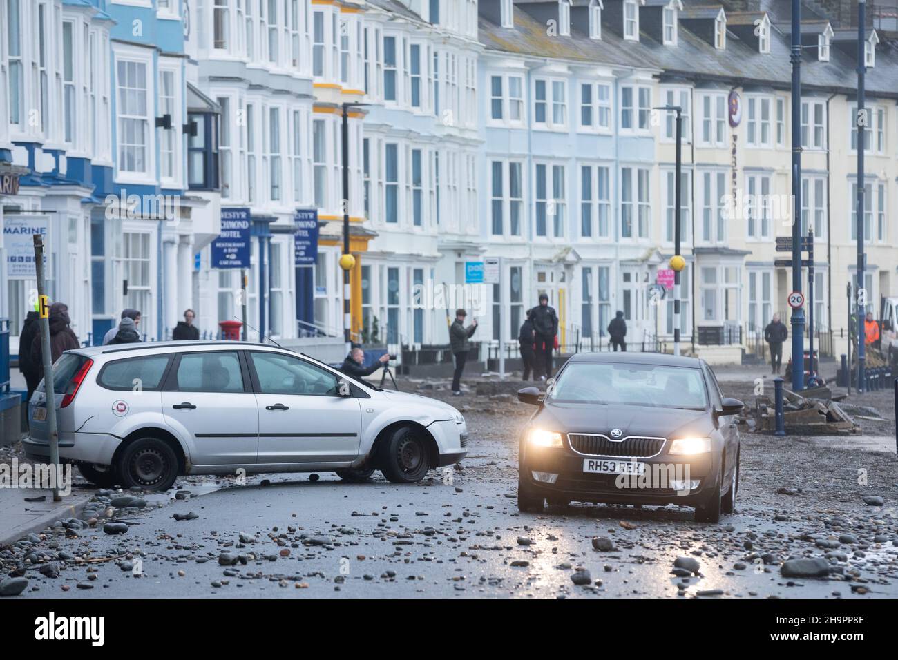 Aberystwyth, Ceredigion, Galles, Regno Unito. 08th Dicembre 2021 UK tempo: Detriti sparsi attraverso la strada da Storm barra e le onde costiere, come i venti forti continuano a battere la passeggiata lungo la costa occidentale di Aberystwyth questa mattina. © Ian Jones/Alamy Live News Foto Stock
