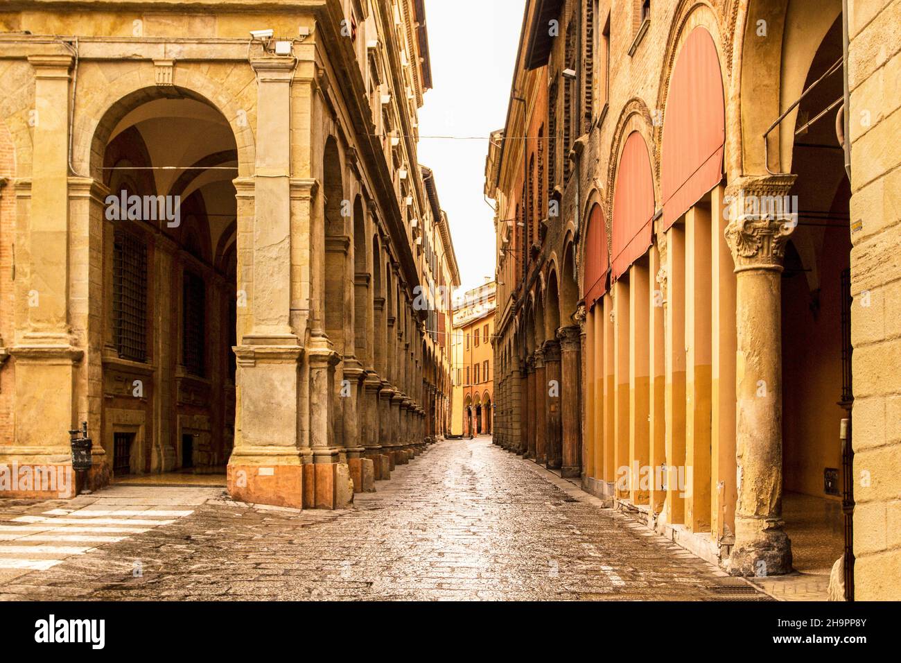 Bella strada italiana, edifici colorati con portici. Bologna, Italia. Foto Stock