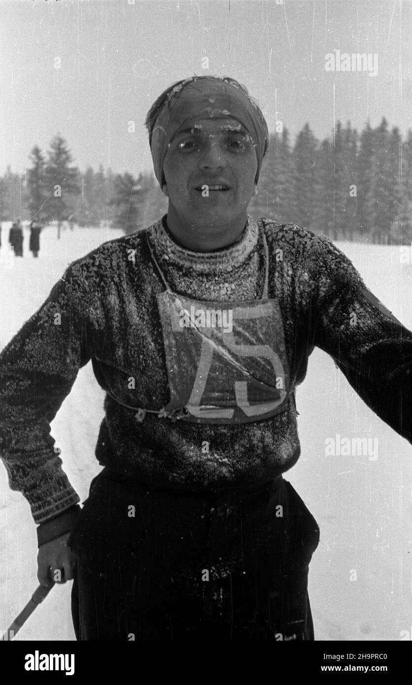 Zakopane, 1949-03. Miêdzynarodowe Zawody Narciarskie o Memoria³ Bronis³awa Czecha i Heleny Marusarzówny. NZ. Na mecie biegu d³ugodystansowego mê¿czyzn polski zawodnik Franek Tadeusz G¹sienica. Dok³adny dzieñ wydarzenia nieustalony. bk PAP Zakopane, marzo 1949. Il Bronislaw Czech e Helena Marusarzowna Memorial International Sci Competition. Nella foto: Franek Tadeusz Gasienica in Polonia al traguardo della lunga corsa maschile. bk PAP Foto Stock