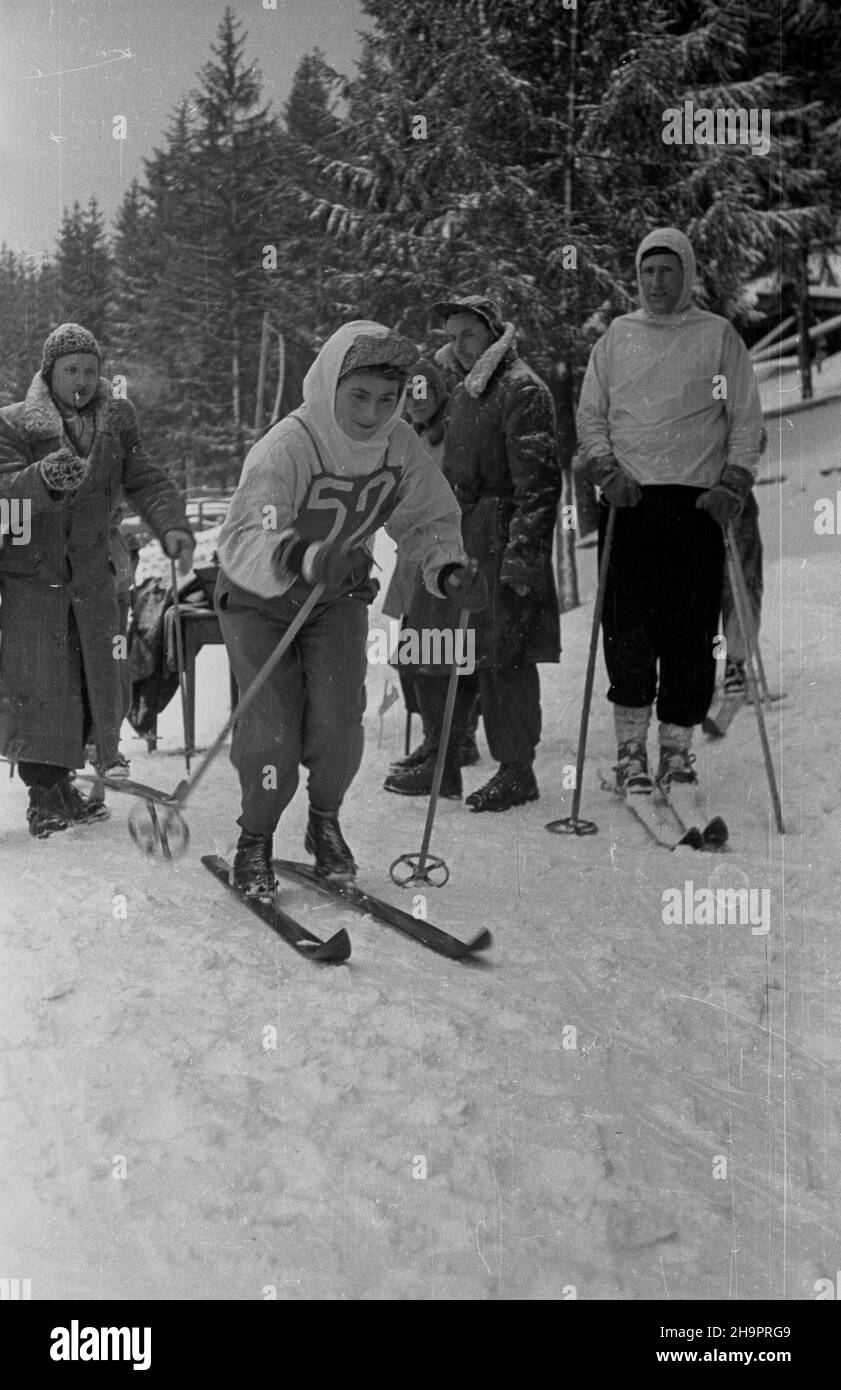 Zakopane, 1949-03. Miêdzynarodowe Zawody Narciarskie o Memoria³ Bronis³awa Czecha i Heleny Marusarzówny. NZ. Zawodniczka na starcie biegu d³ugodystansowego. Dok³adny dzieñ wydarzenia nieustalony. bk PAP Zakopane, marzo 1949. Il Bronislaw Czech e Helena Marusarzowna Memorial International Sci Competition. Nella foto: Un concorrente all'inizio di una gara a lunga distanza. bk PAP Foto Stock