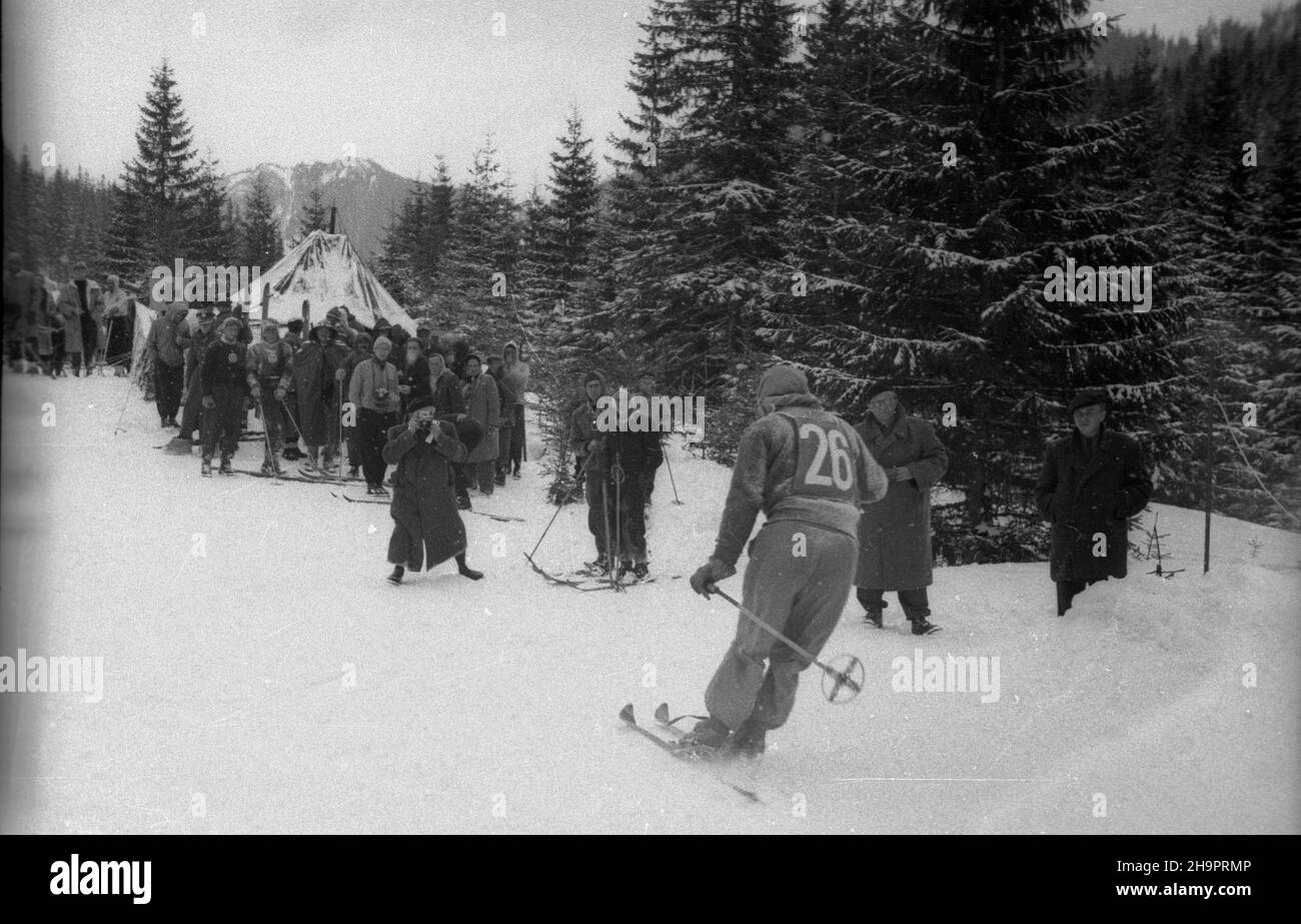 Zakopane, 1949-03-02. W Miêdzynarodowych Zawodach Narciarskich o Puchar Tatr wziê³o udzia³ przesz³o 250 zawodników i zawodniczek reprezentuj¹cych szeœæ pañstw: Czechos³owacjê, Wêgry, Rumuniê Bu³gariê, Finlandiê i Polskê. Konkurencje alpejskie by³y utrudnione przez nag³e pogorszenie pogody, czêœæ konkurencji zosta³a powtórzona. uu PAP Zakopane, 2 marzo 1949. Il concorso internazionale di sci della Coppa Tatra ha riunito oltre 250 concorrenti provenienti da 6 paesi: Cecoslovacchia, Ungheria, Romania, Bulgaria, Finlandia e Polonia. L'improvviso deterioramento del tempo ha ostacolato gli eventi alpini, som Foto Stock