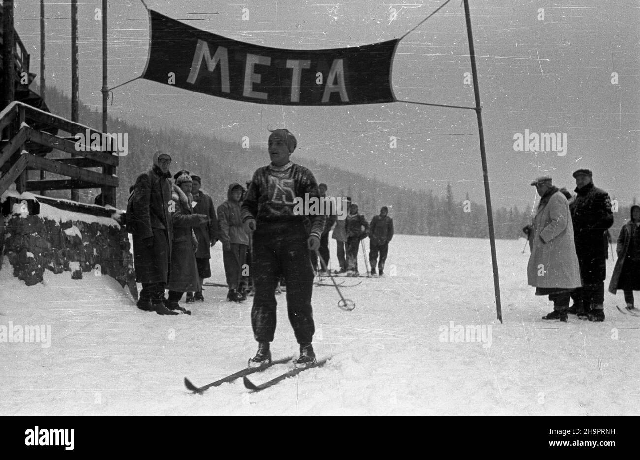 Zakopane, 1949-03. Miêdzynarodowe Zawody Narciarskie o Memoria³ Bronis³awa Czecha i Heleny Marusarzówny. NZ. Na mecie biegu d³ugodystansowego mê¿czyzn polski zawodnik Franek Tadeusz G¹sienica. Dok³adny dzieñ wydarzenia nieustalony. bk PAP Zakopane, marzo 1949. Il Bronislaw Czech e Helena Marusarzowna Memorial International Sci Competition. Nella foto: Franek Tadeusz Gasienica in Polonia al traguardo della lunga corsa maschile. bk PAP Foto Stock