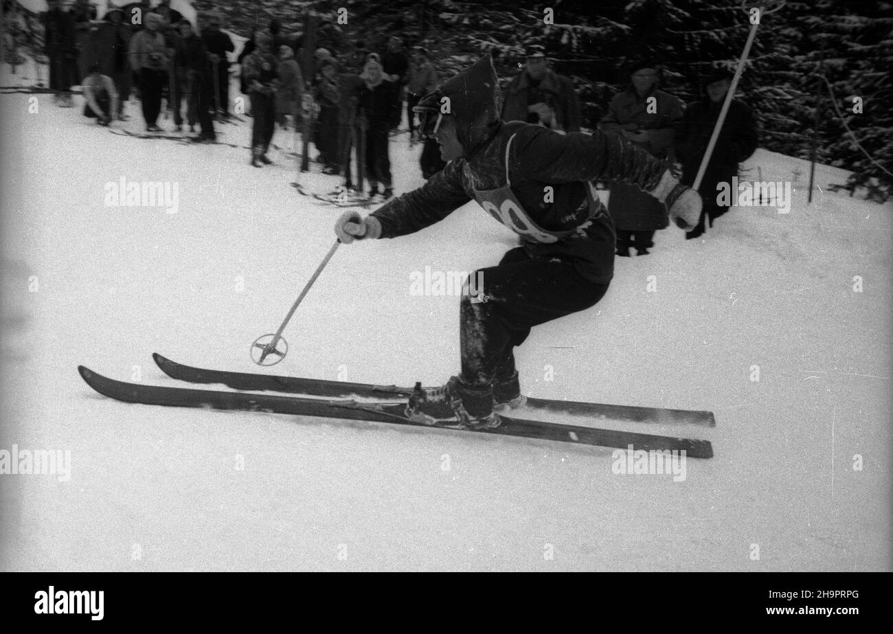 Zakopane, 1949-03-02. W Miêdzynarodowych Zawodach Narciarskich o Puchar Tatr wziê³o udzia³ przesz³o 250 zawodników i zawodniczek reprezentuj¹cych szeœæ pañstw: Czechos³owacjê, Wêgry, Rumuniê Bu³gariê, Finlandiê i Polskê. Konkurencje alpejskie by³y utrudnione przez nag³e pogorszenie pogody, czêœæ konkurencji zosta³a powtórzona. uu PAP Zakopane, 2 marzo 1949. Il concorso internazionale di sci della Coppa Tatra ha riunito oltre 250 concorrenti provenienti da 6 paesi: Cecoslovacchia, Ungheria, Romania, Bulgaria, Finlandia e Polonia. L'improvviso deterioramento del tempo ha ostacolato gli eventi alpini, som Foto Stock