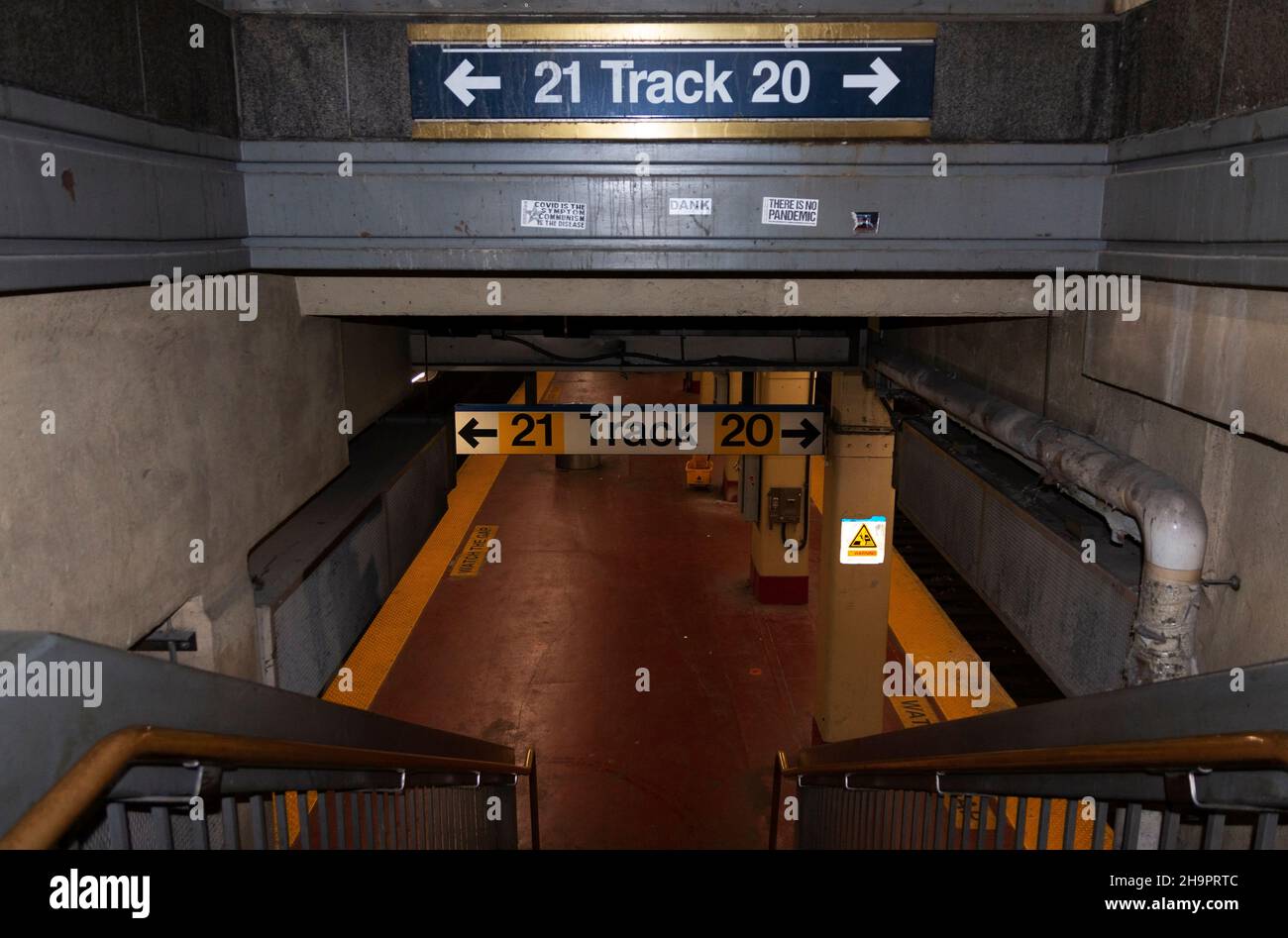 New York City, New York, USA - 21 novembre 2021: Scale che portano a piste vuote 21 e 20 della lunga ferrovia isola a Penn Station a New York City Foto Stock
