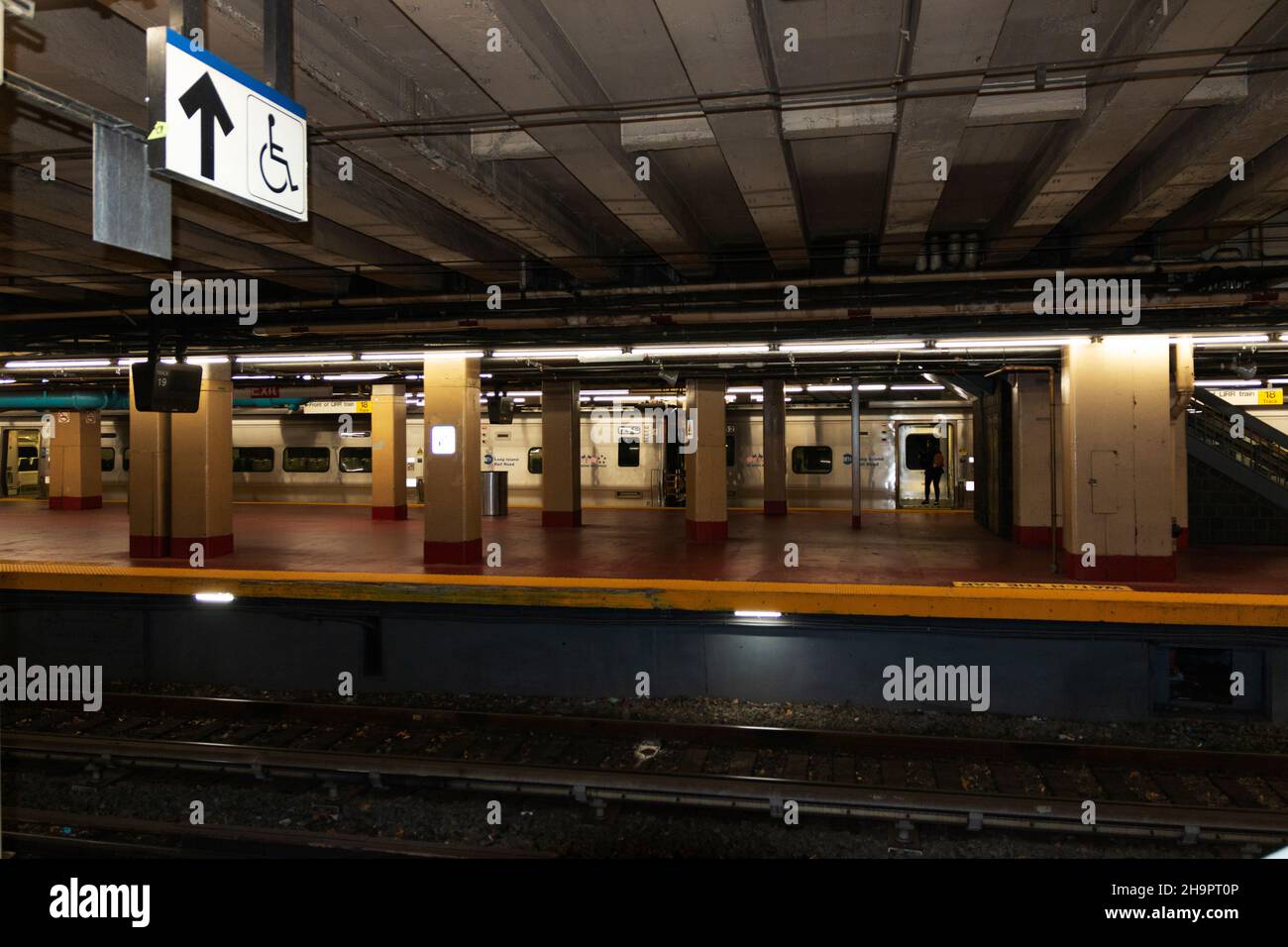 New York City, New York, USA - 21 novembre 2021: Treno su una piattaforma vuota nella stazione Penn di New York City per la ferrovia di Long Island. Foto Stock