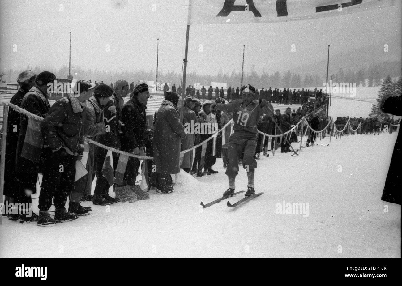 Zakopane, 1949-03-03. Miêdzynarodowe Zawody Narciarskie o Puchar Tatr (23 II-3 III). Meta biegu na 30 km na stadionie pod Krokwi¹. NZ. Reprezentant Czechos³owacji Vladimir Simunek. ka PAP Zakopane, 3 marzo 1949. Il Tournement sciistico Internazionale per la Coppa dei Monti Tatra (23 febbraio - 3 marzo). La linea finale del cross country di 30 chilometri allo stadio sportivo sotto Krokiew. Nella foto: Vladimir Simunek dalla Cecoslovacchia. ka PAP Foto Stock