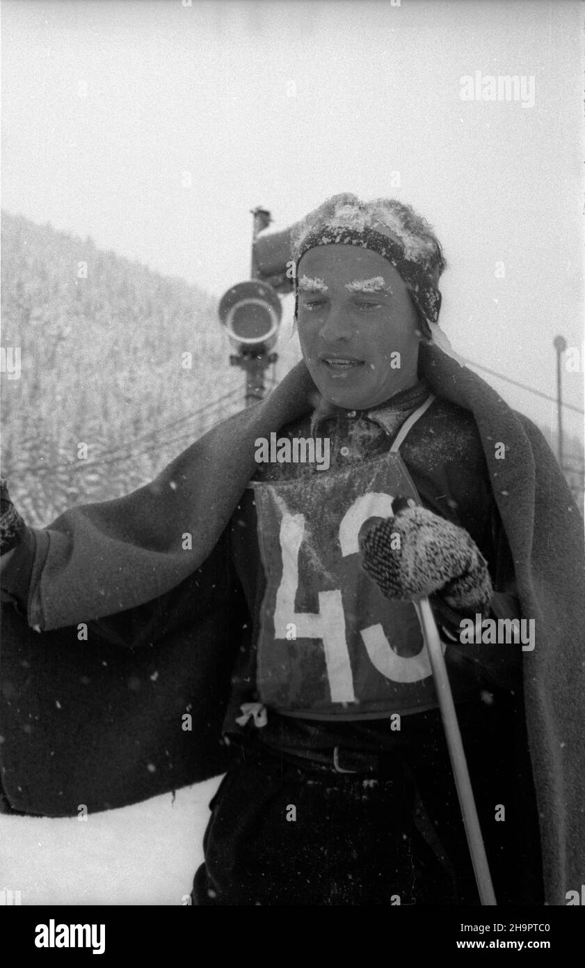 Zakopane, 1949-03-03. Miêdzynarodowe Zawody Narciarskie o Puchar Tatr (23 II-3 III). Meta biegu na 30 km na stadionie pod Krokwi¹. NZ. zwyciêzca turnieju Jaroslav Cardal z Czechos³owacji. ka PAP Zakopane, 3 marzo 1949. Il Tournement sciistico Internazionale per la Coppa dei Monti Tatra (23 febbraio - 3 marzo). La linea finale del cross country di 30 chilometri allo stadio sportivo sotto Krokiew. Nella foto: Vincitore del tournement Jaroslav Cardal dalla Cecoslovacchia. ka PAP Foto Stock