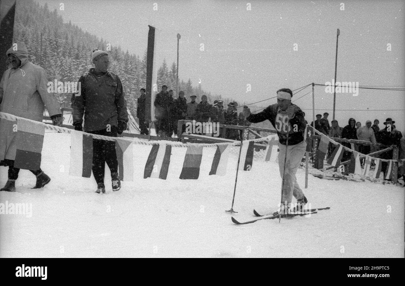 Zakopane, 1949-03-03. Miêdzynarodowe Zawody Narciarskie o Puchar Tatr (23 II-3 III). Bieg na 30 km. NZ. Reprezentant Polski Tadeusz Kwapieñ. ka PAP Zakopane, 3 marzo 1949. Il Tournement sciistico Internazionale per la Coppa dei Monti Tatra (23 febbraio - 3 marzo). Il 30 chilometri di fondo. Nella foto: Tadeusz Kwapien in Polonia. ka PAP Foto Stock