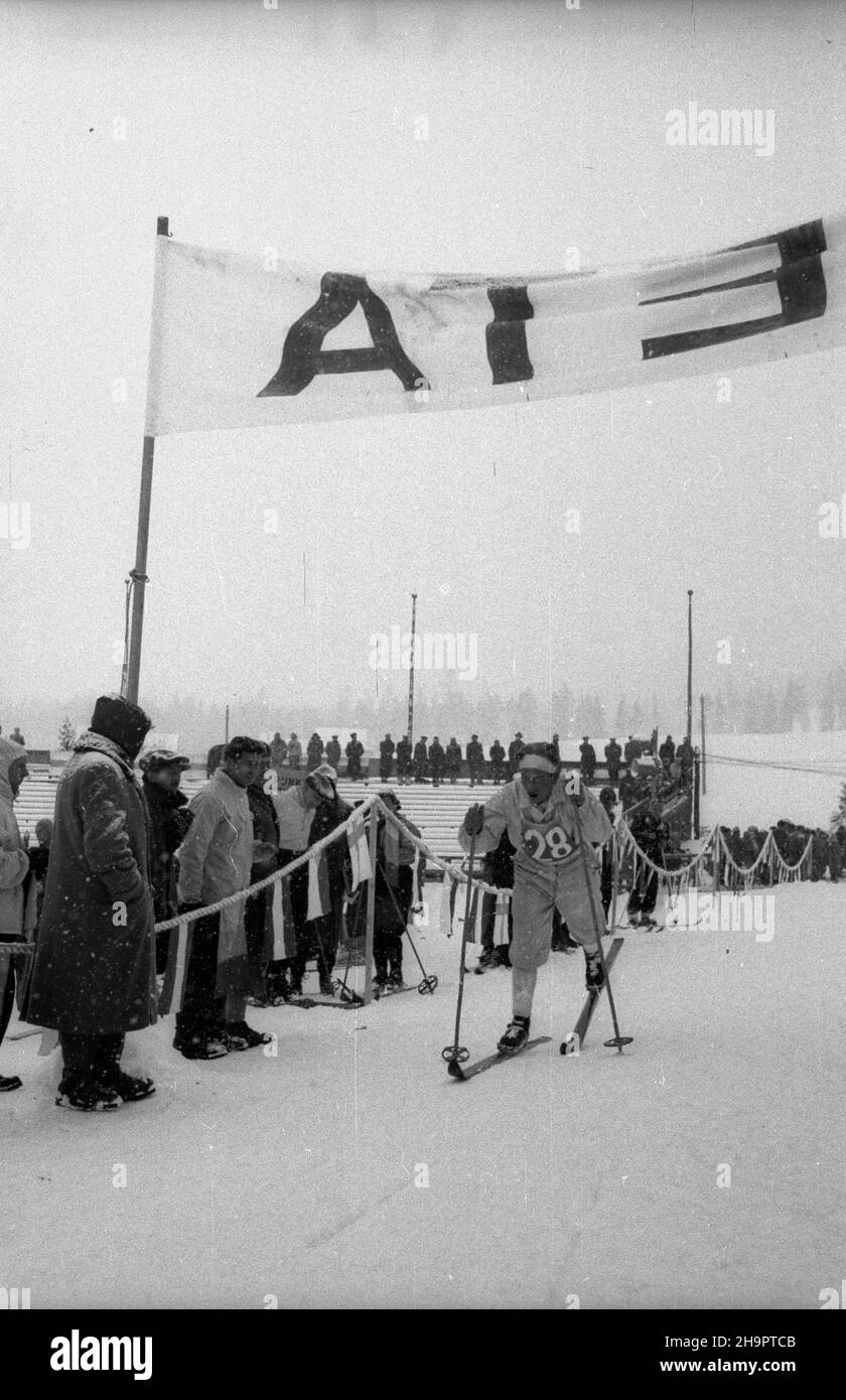Zakopane, 1949-03-03. Miêdzynarodowe Zawody Narciarskie o Puchar Tatr (23 II-3 III). Meta biegu na 30 km na stadionie pod Krokwi¹. NZ. Reprezentant Rumunii Aurel Jifca. ka PAP Zakopane, 3 marzo 1949. Il Tournement sciistico Internazionale per la Coppa dei Monti Tatra (23 febbraio - 3 marzo). La linea finale del cross country di 30 chilometri allo stadio sportivo sotto Krokiew. Nella foto: Aurel Jifca della Romania. ka PAP Foto Stock