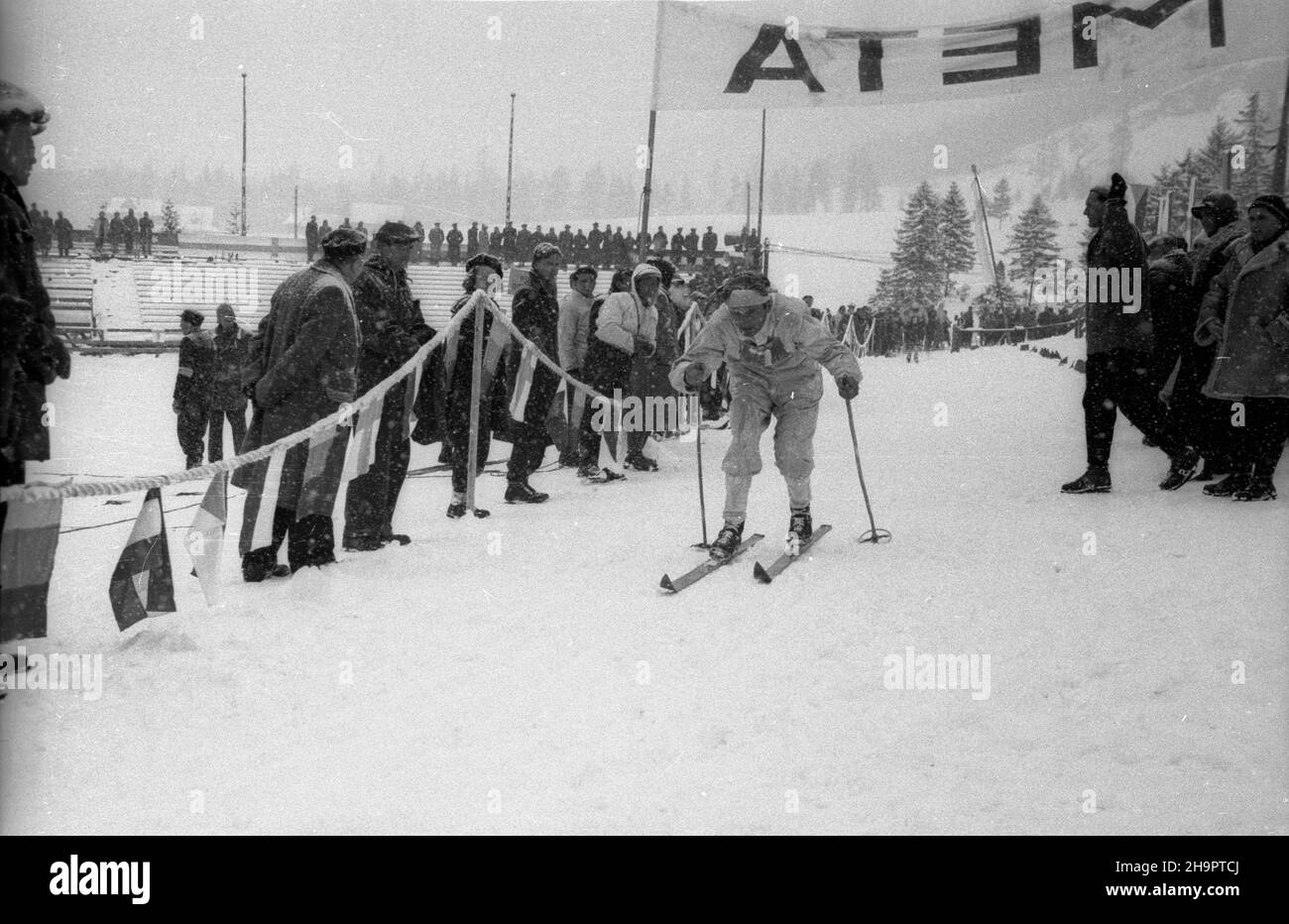 Zakopane, 1949-03-03. Miêdzynarodowe Zawody Narciarskie o Puchar Tatr (23 II-3 III). Meta biegu na 30 km na stadionie pod Krokwi¹. NZ. Reprezentant Rumunii Ion Hebedeanu. ka PAP Zakopane, 3 marzo 1949. Il Tournement sciistico Internazionale per la Coppa dei Monti Tatra (23 febbraio - 3 marzo). La linea finale del cross country di 30 chilometri allo stadio sportivo sotto Krokiew. Nella foto: Ion Hebedeanu della Romania. ka PAP Foto Stock