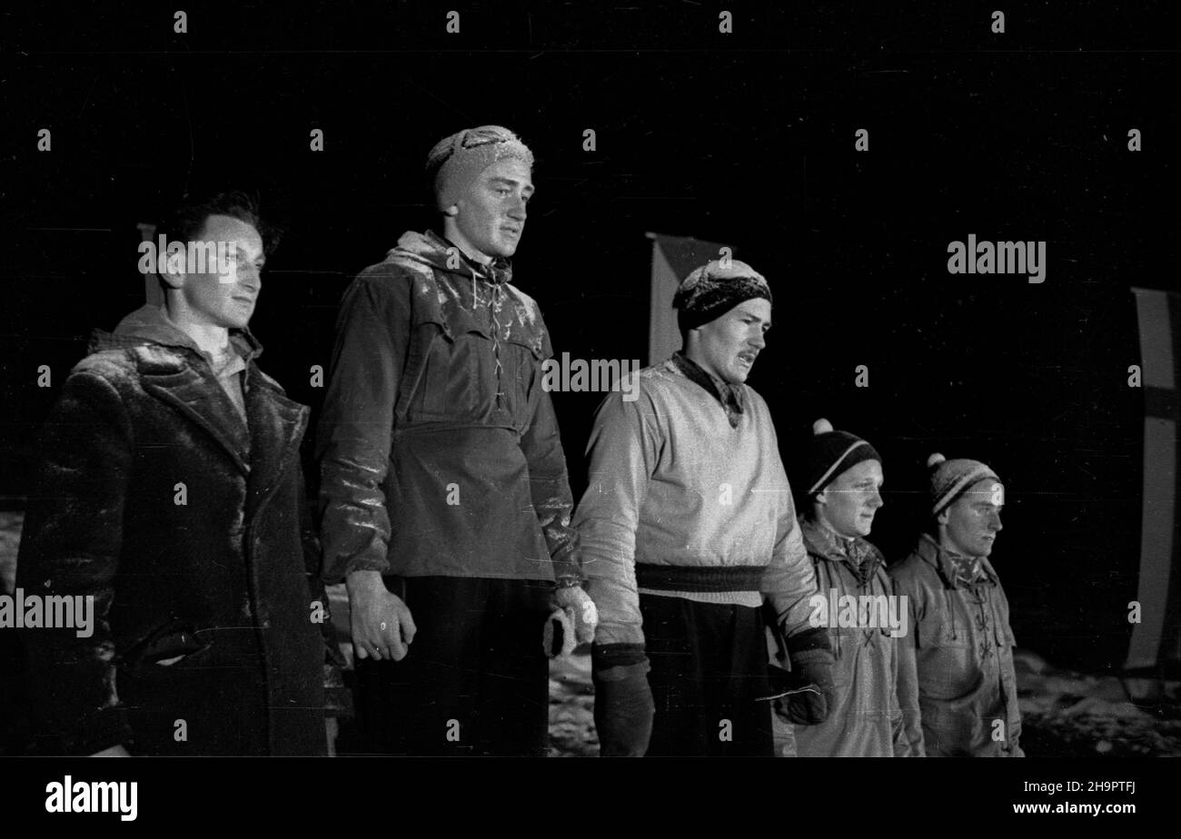 Zakopane, 1949-03-03. Miêdzynarodowe Zawody Narciarskie o Puchar Tatr (23 II-3 III). Uroczystoœæ zakoñczenia turnieju na stadionie sportowym pod Krokwi¹. ka PAP Zakopane, 3 marzo 1949. Il Tatra Mountain Cup International Sci Competition (23 febbraio - 3 marzo). La cerimonia di conclusione del concorso allo stadio Krokiew. ka PAP Foto Stock