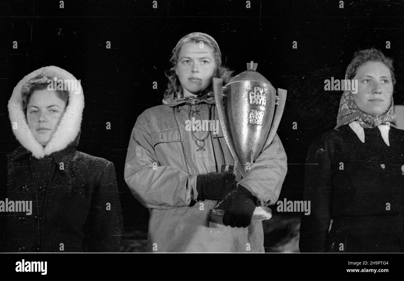 Zakopane, 1949-03-03. Miêdzynarodowe Zawody Narciarskie o Puchar Tatr (23 II-3 III). Uroczystoœæ zakoñczenia turnieju na stadionie sportowym Pod Krokwi¹. NZ. Dekoracja zawodniczek w konkurencji kombinacji alpejskiej. I miejsce zajê³a Bozena Moserova z Czechos³owacji, II miejsce Polka Teresa Kodelska, III miejsce Wêgierka Ildiko Szendrodi. ka PAP Zakopane, 3 marzo 1949. Il Tatra Mountain Cup International Sci Competition (23 febbraio - 3 marzo). La cerimonia di conclusione del concorso allo stadio Krokiew. Nella foto: La decorazione delle donne Alpine combined vincitori - Cecoslovacchia B Foto Stock