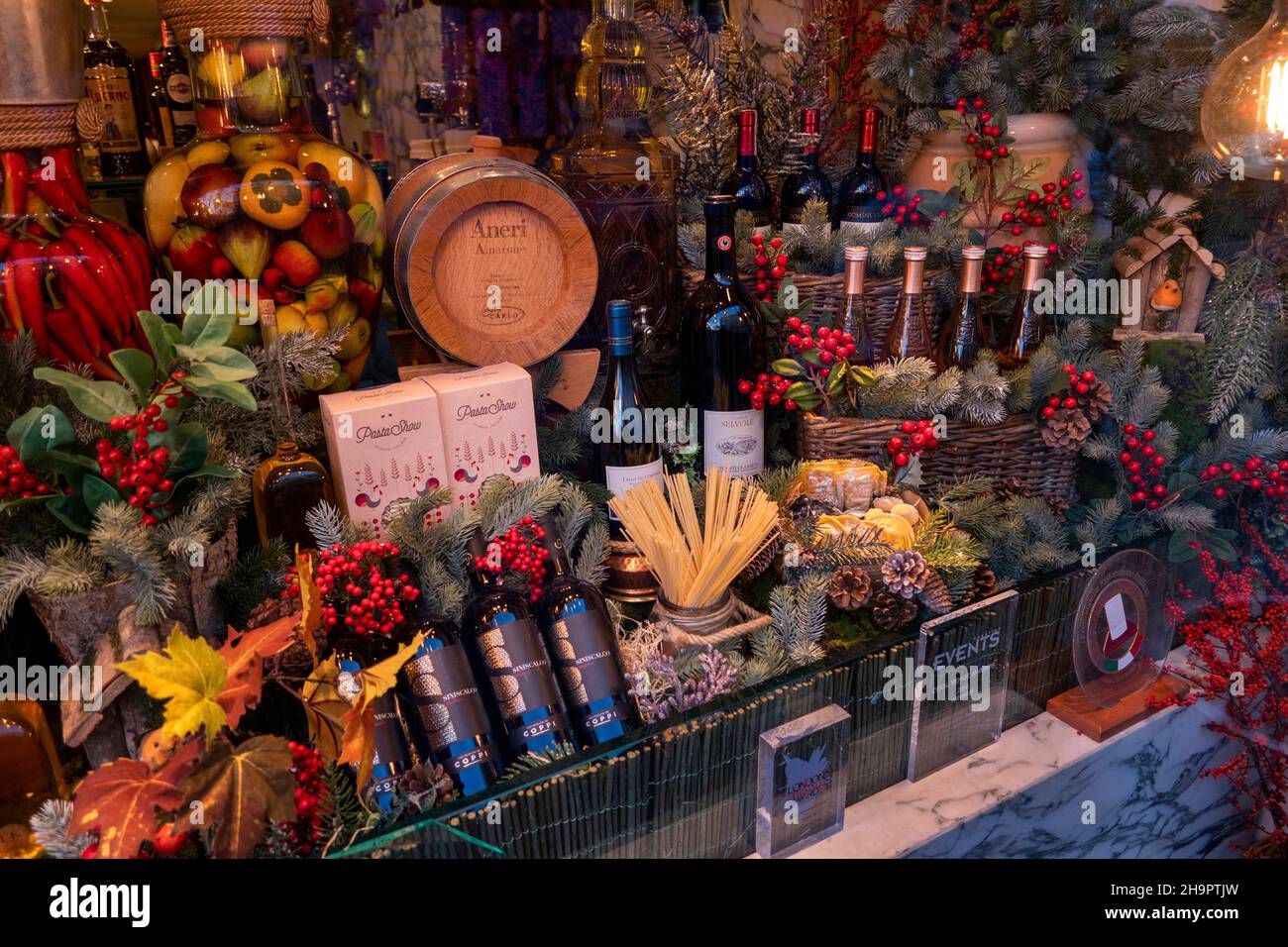 Regno Unito, Inghilterra, Londra, Piccadilly, Cicchetti, Vetrata del Ristorante Italiano a Natale Foto Stock