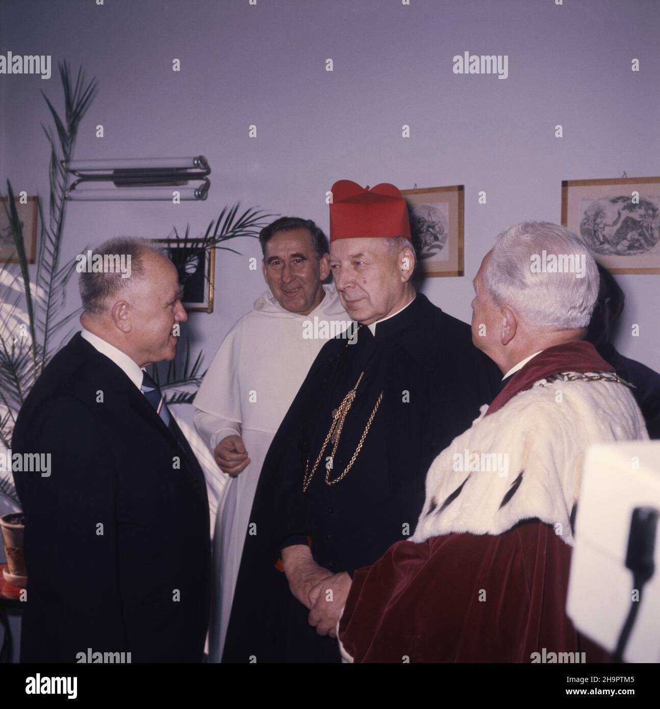 Warszawa 10,1978. Inauguracja roku akademickiego 1978/1979 w Akademii Teologi Katolickiej (ATK). de lewej: minister-kierownik Urzêdu do Spraw Wyznañ Kazimierz K¹kol, rektor KUL o. Mieczys³aw Kr¹piec OP, prymas polski kardyna³ Stefan Wyszyñski, rektor ATK ksi¹dz Jan Piotr Stêpieñ. mta PAP/Andrzej Kossobudzki Or³owski Dok³adny dzieñ wydarzenia nieustalony. Varsavia ottobre 1978. L'inaugurazione dell'anno accademico 1978/1979 presso l'Accademia di Teologia Cattolica (ATK). Foto da sinistra: Ministro-Capo dell'Ufficio delle denominazioni Kazimierz Kakol, Rettore KUL Padre Mieczyslaw Krap Foto Stock