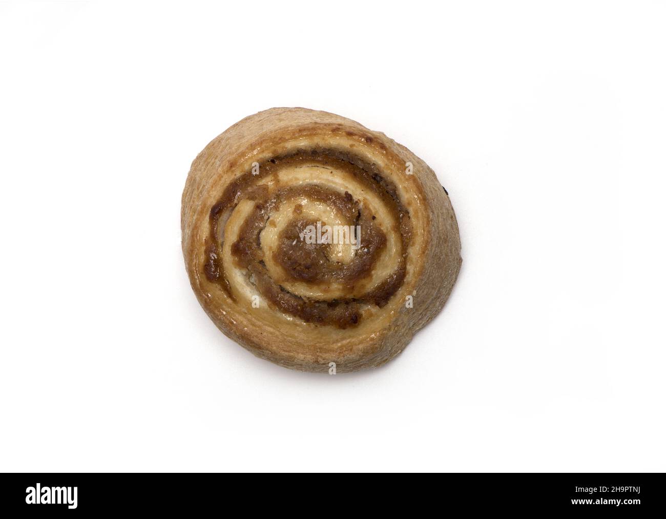 Primo piano del tipico dessert viennese a base di pasta sfoglia, nocciola appiccicosa, isolato su sfondo bianco Foto Stock