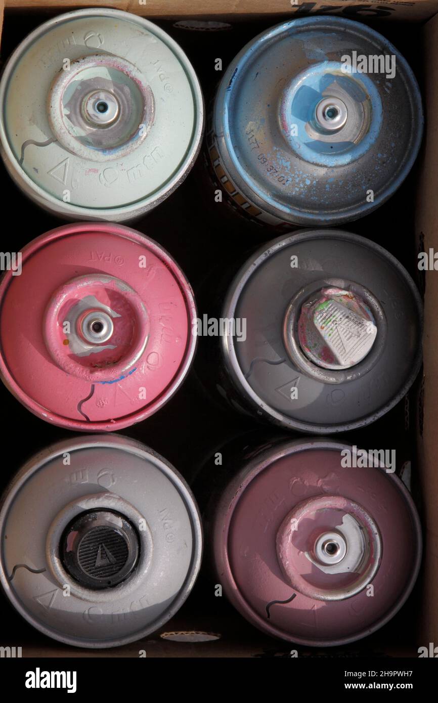 Sei bombolette spray colorate in scatola di cartone, materiale per spruzzatori graffiti Foto Stock