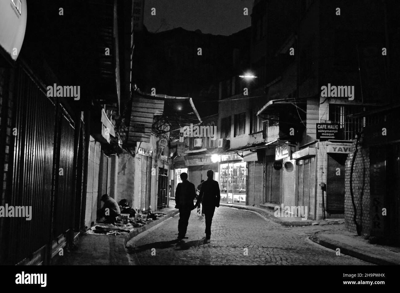 Due uomini in strada nella città vecchia Eminoenue di notte, vita notturna nella zona del porto, strada a Istanbul di notte, vecchia zona del porto, Bisanzio, Ottomano Foto Stock