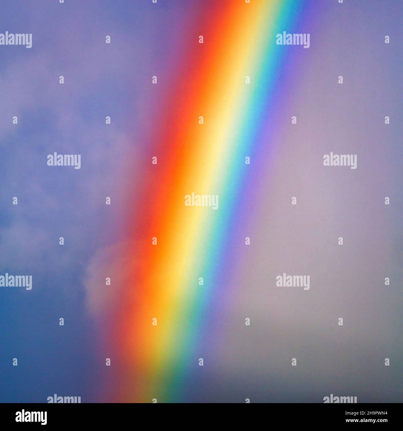 Arcobaleno luminoso, segmento nel cielo nuvoloso, sfondo, Acaill, Isola di Achill, Mayo, Irlanda Foto Stock