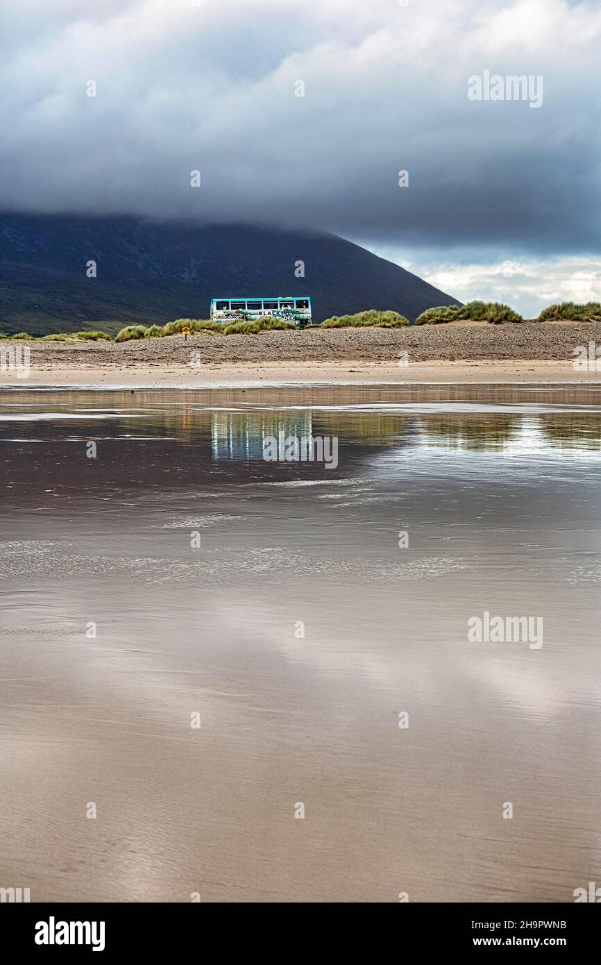 Scartato autobus a due piani nelle dune, Blackfield Surf School, Keel Beach, Acaill, Achill Island, Mayo, Irlanda Foto Stock