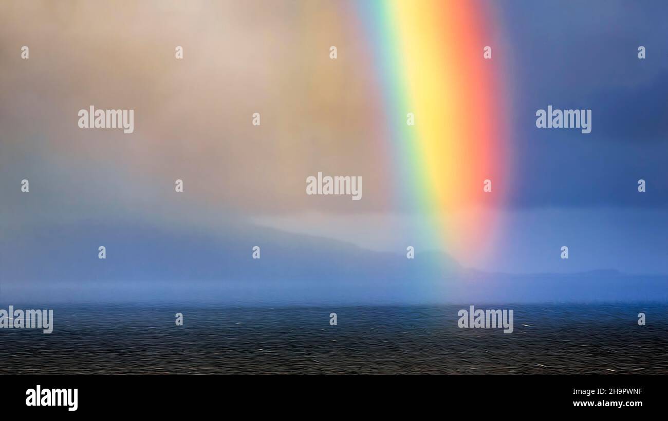 Arcobaleno luminoso nel fosso, cielo serale, costa di Acaill, Isola di Achill, Mayo, Irlanda Foto Stock