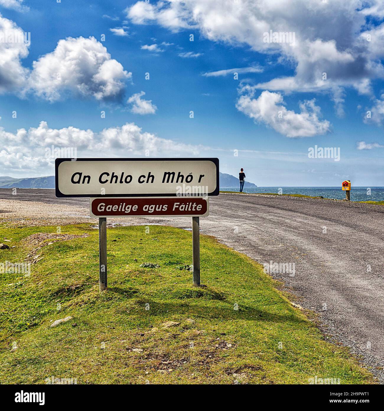 Cartello di benvenuto in irlandese sulla strada, iscrizione Gaeilge Agus Faunte, panoramica Atlantic Drive, meridionale Achill Island, Mayo, Wild Atlantic Way Foto Stock